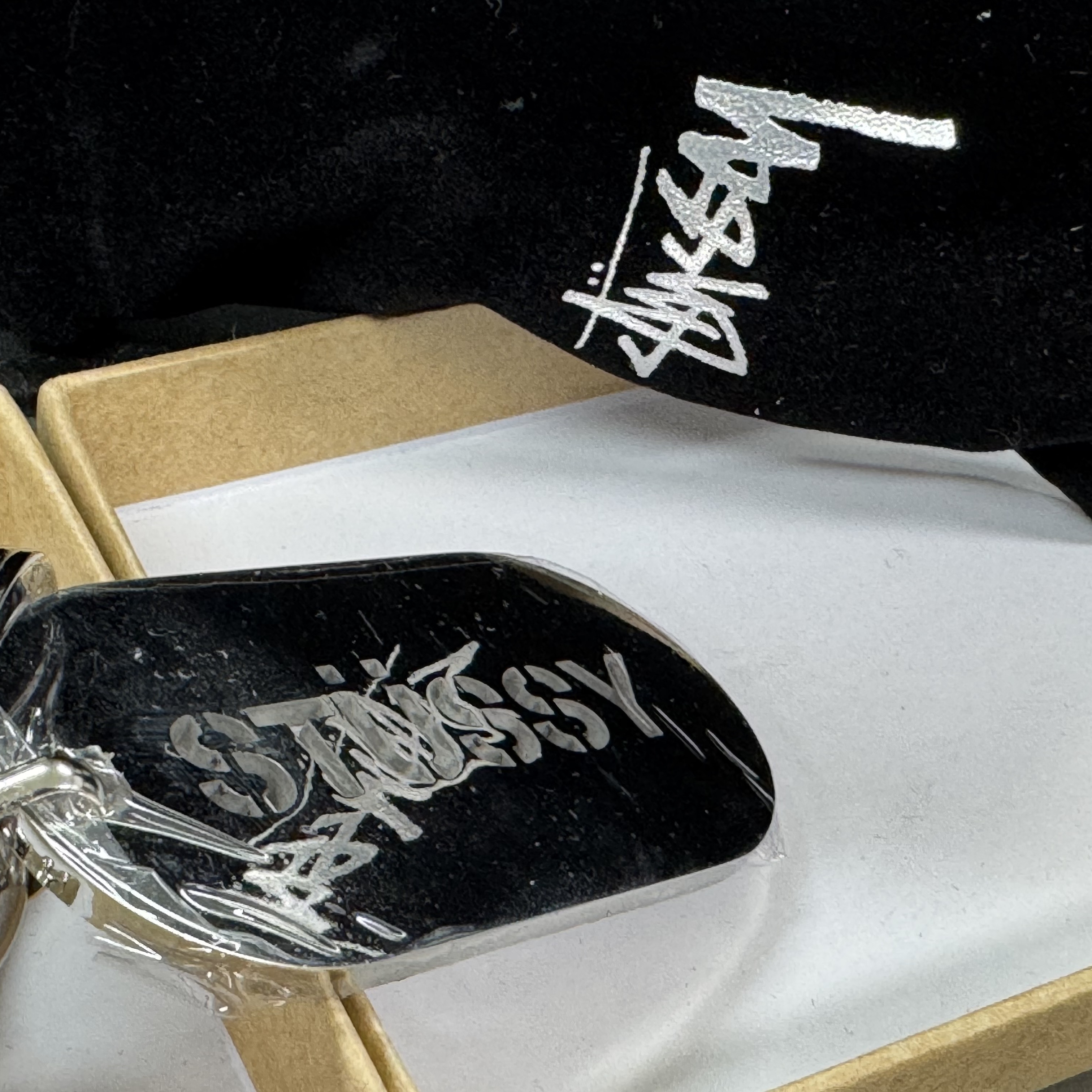 Stussy Metal Tag Keychain Silver 착용 스타일 - 1