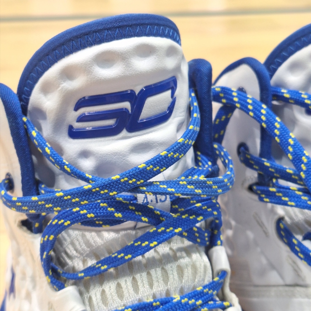 Under Armour Curry 1 White Taxi Royal 착용 스타일 - 3