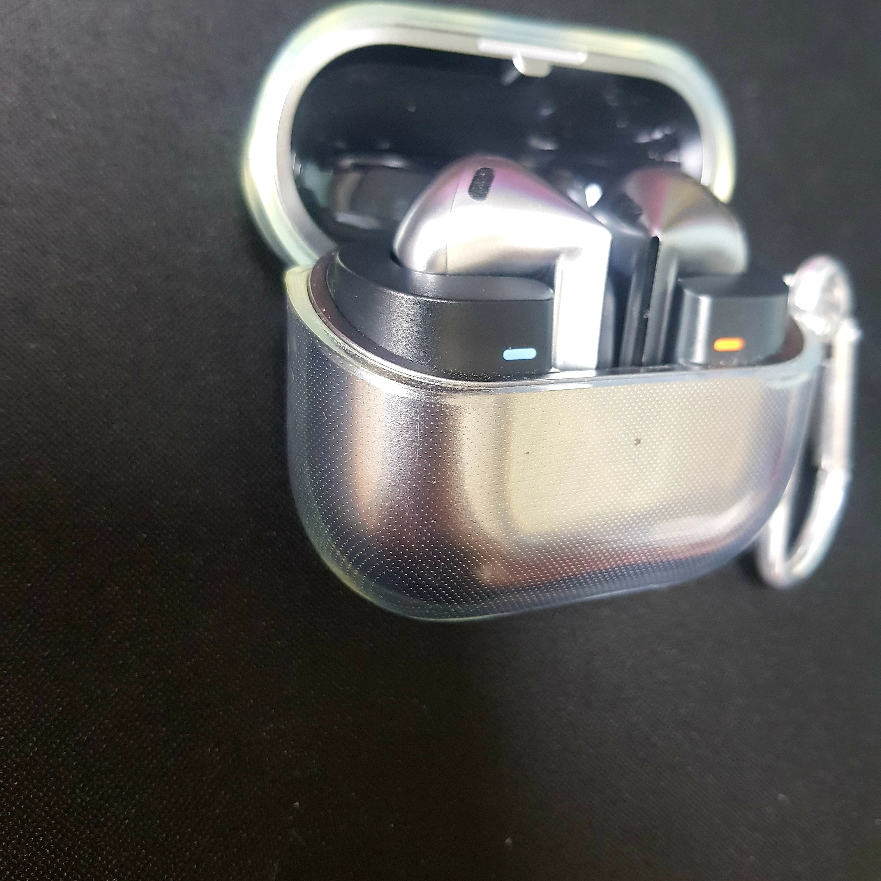 Samsung Galaxy Buds3 Silver 착용 스타일