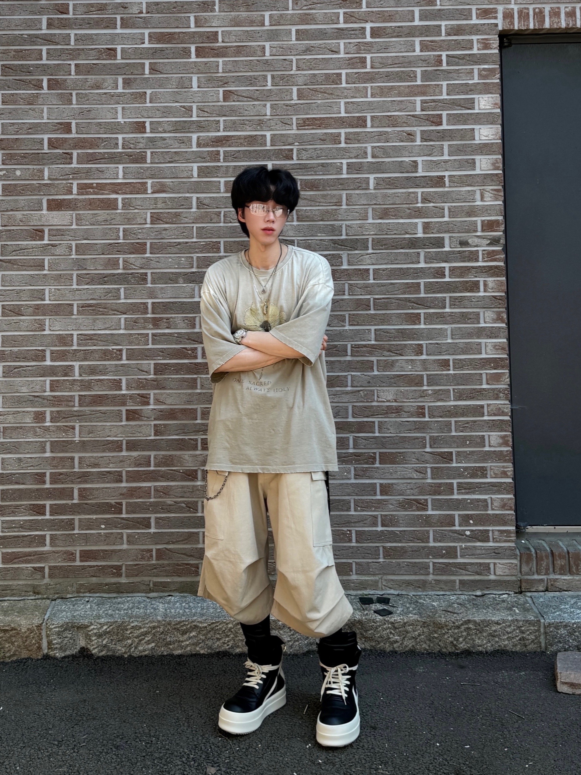 Rick Owens Hollywood Mega Bumper Geobasket in Full Grain Calf Leather Black Milk, Nonnod Side Cargo Shorts Beige 착용 스타일 - 4