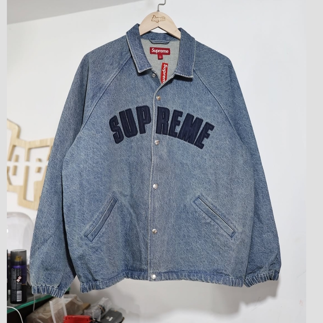 Supreme Arc Denim Coaches Jacket Washed Indigo - 25SS, Clarks x Supreme Reflective Wallabee Natural - 25SS 착용 스타일 - 3