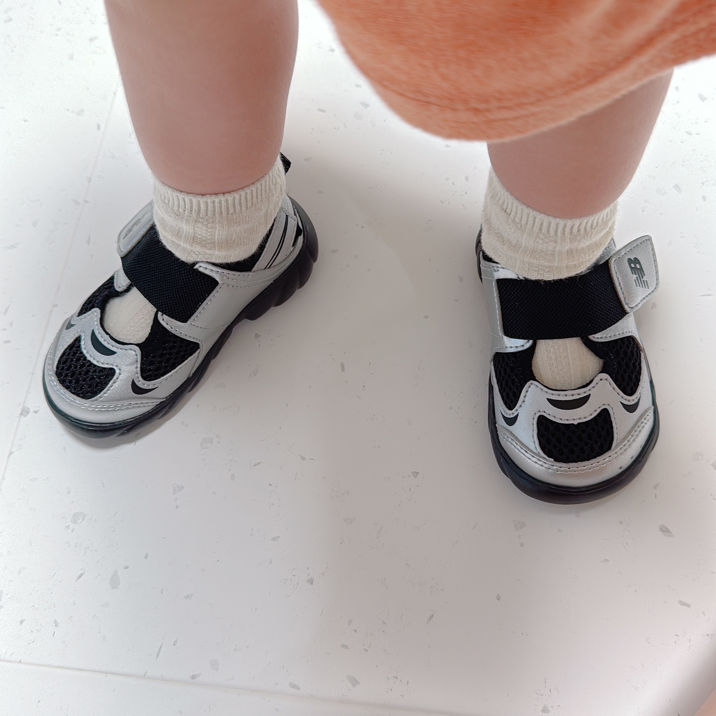 (TD) New Balance Freedle 920 Sandal Gray 착용 스타일 - 2