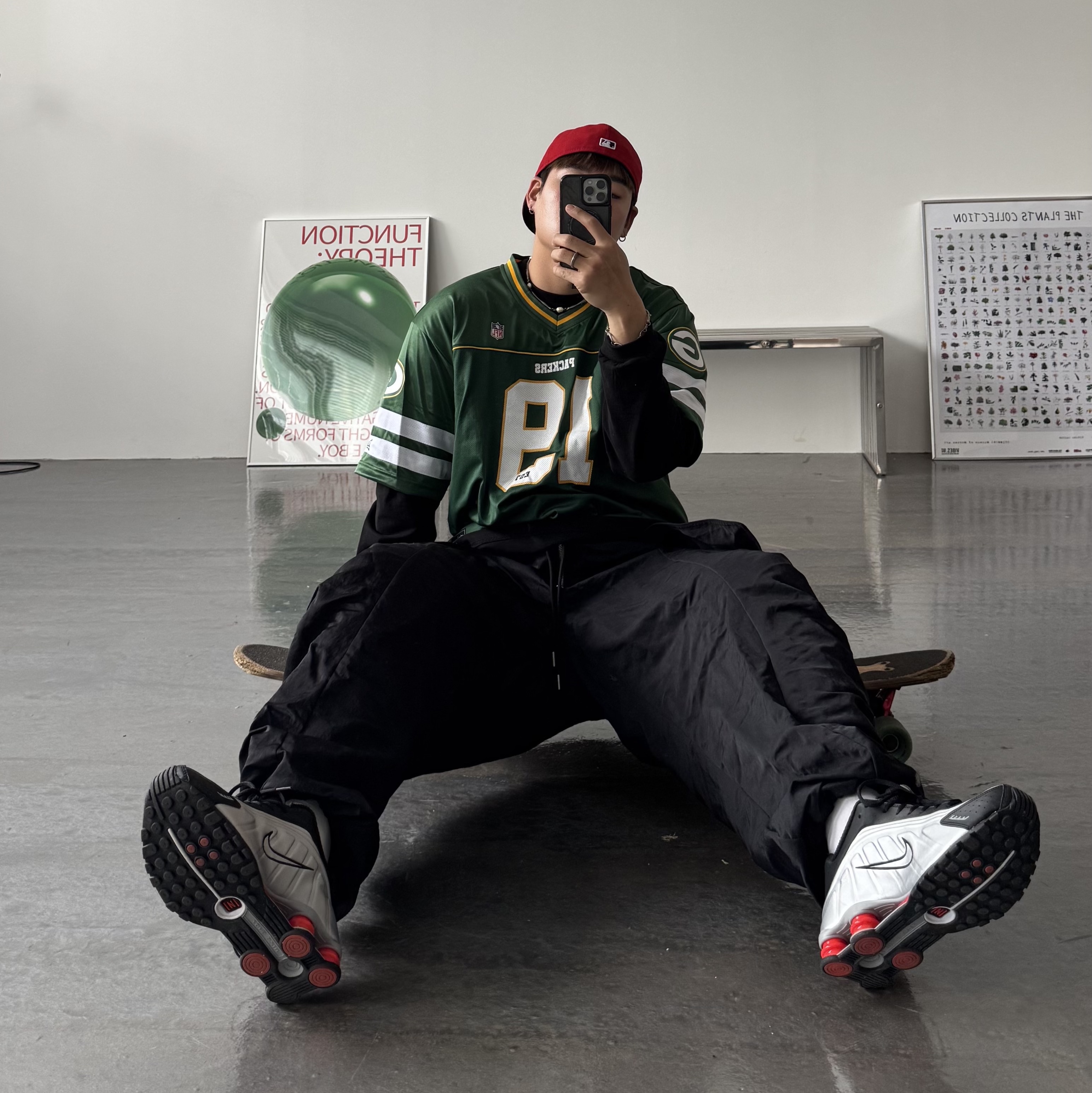 Nike Shox R4 Metallic Silver Red 착용 스타일
