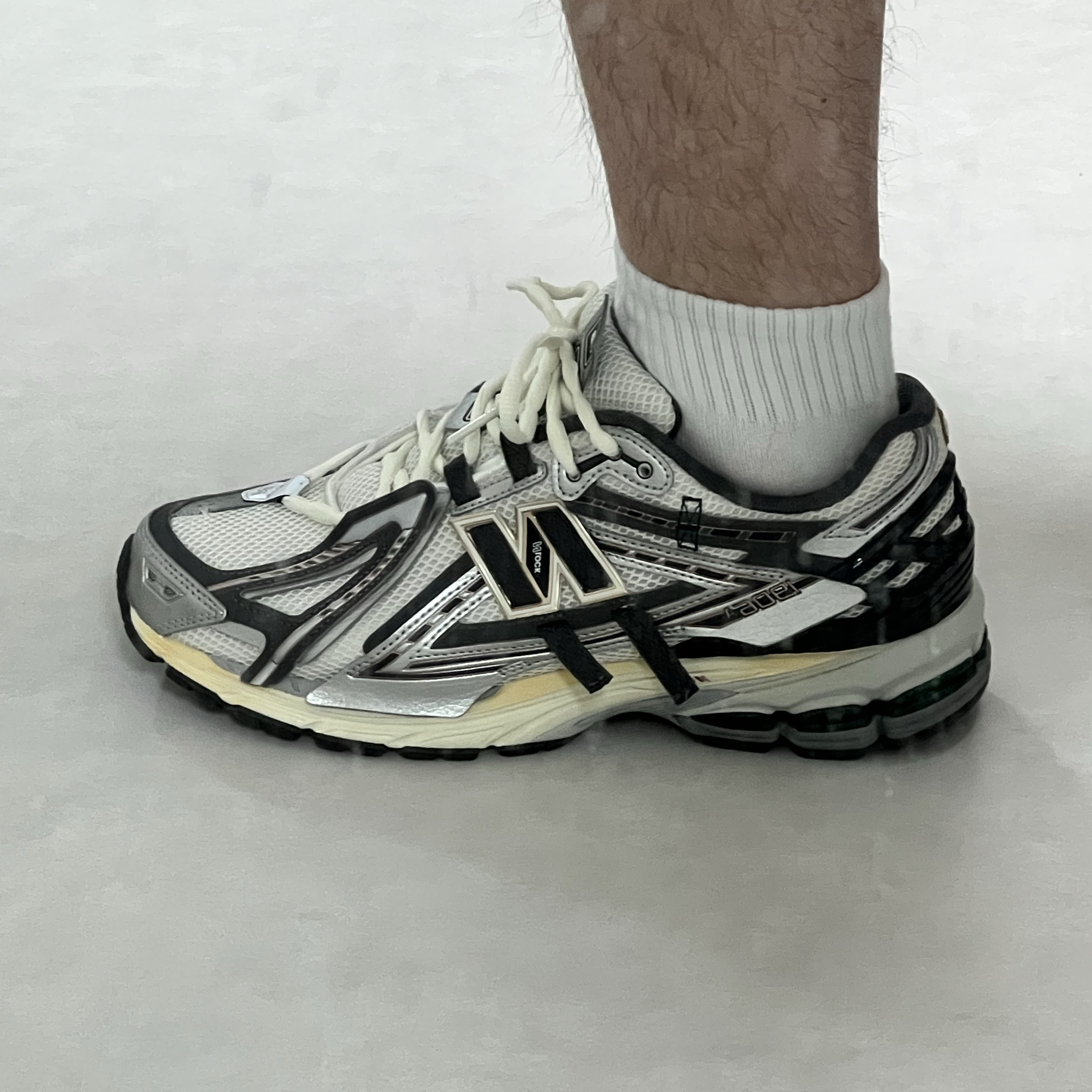 New Balance 1906A Silver Metallic Castlerock, New Balance 1906A Sea Stone Nb Navy 착용 스타일 - 5