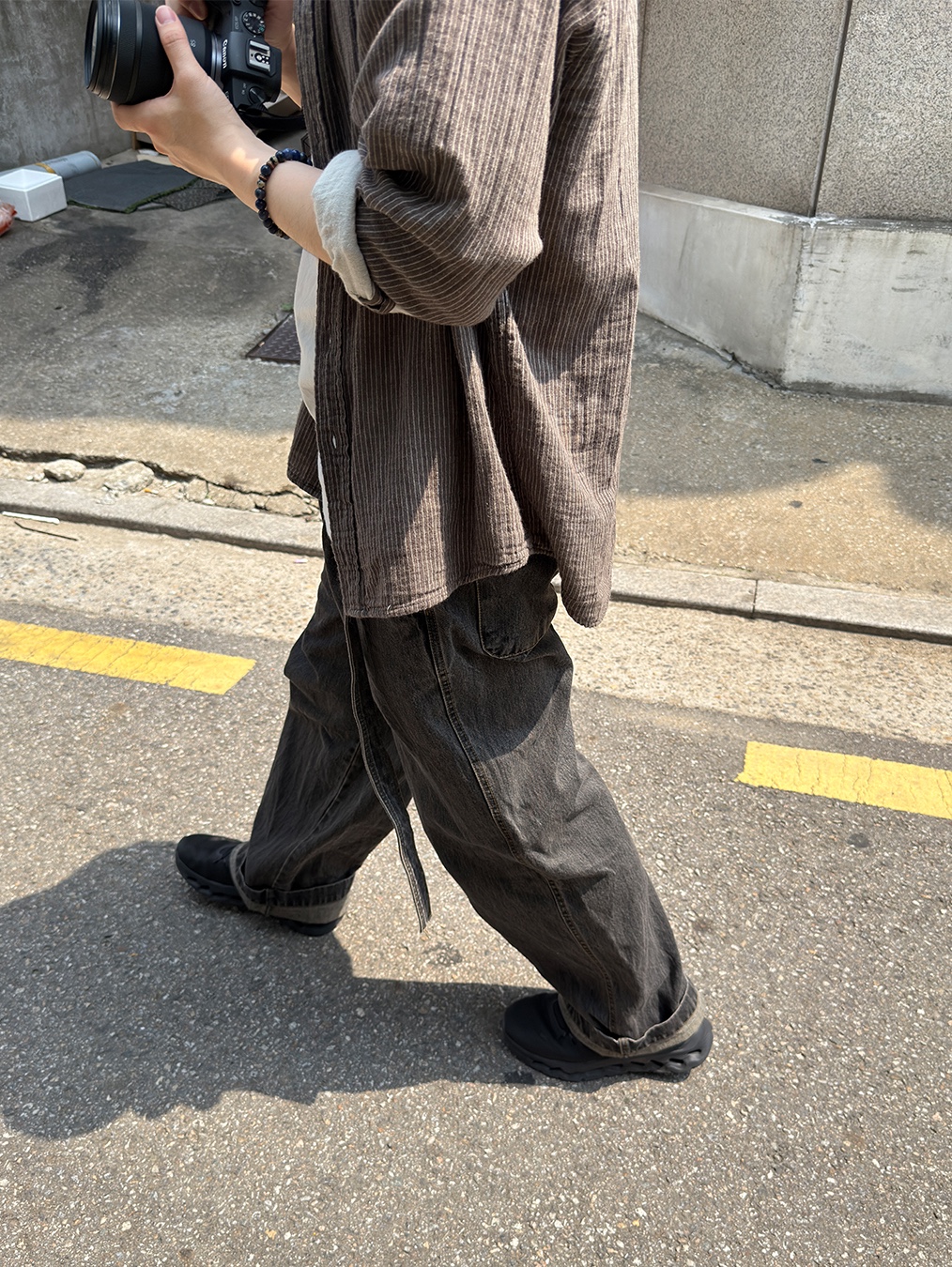 NA A NANA Gauze Stripe Shirt Brown, NA A NANA Pleats Belted Denim Pants Vintage Black 착용 스타일 - 4