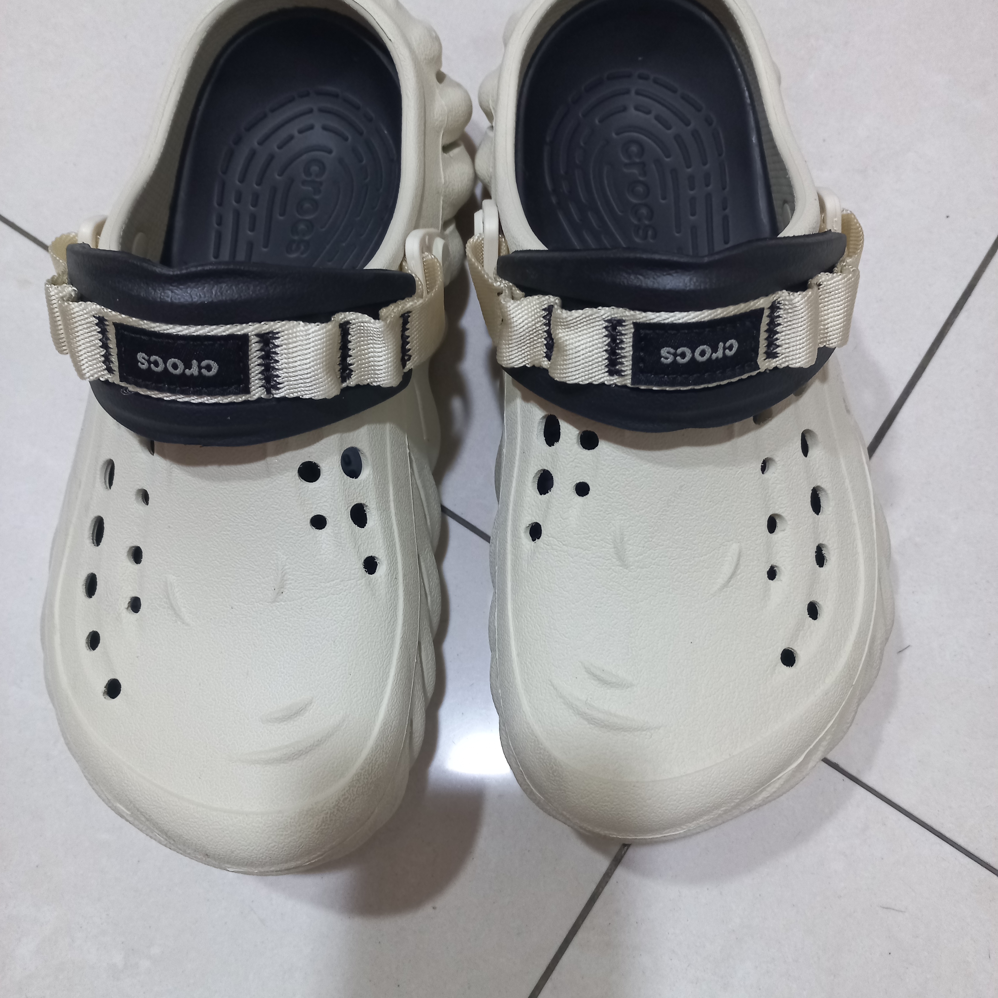 Crocs Echo Clog Bone Black 착용 스타일