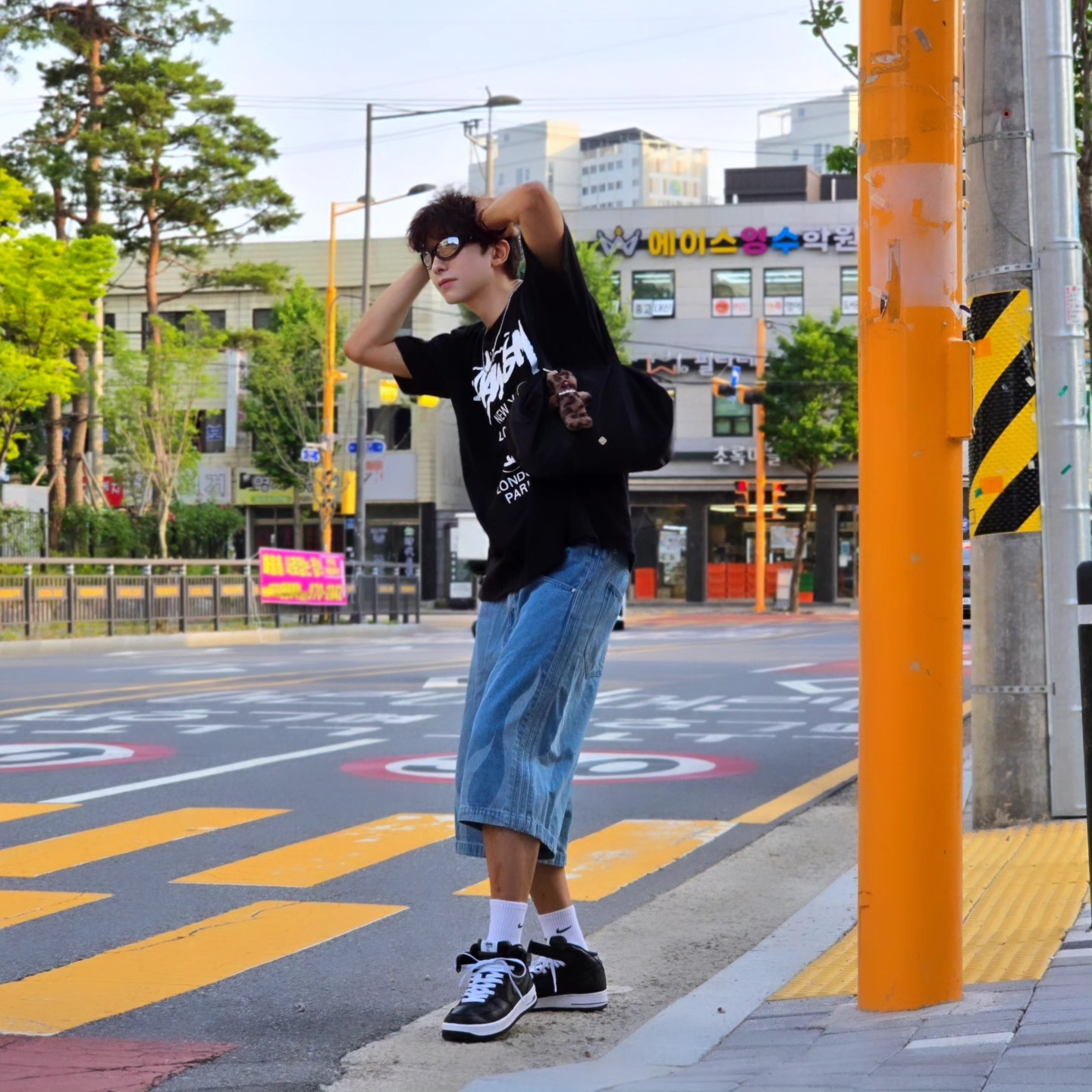 Stussy World Tour T-Shirt Black 2024,2025, Stussy World Tour T-Shirt Black 2023 착용 스타일 - 3
