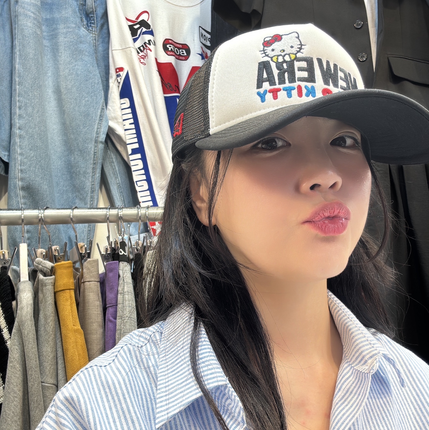 New Era x Hello Kitty A-Frame Trucker Ball Cap Black 착용 스타일