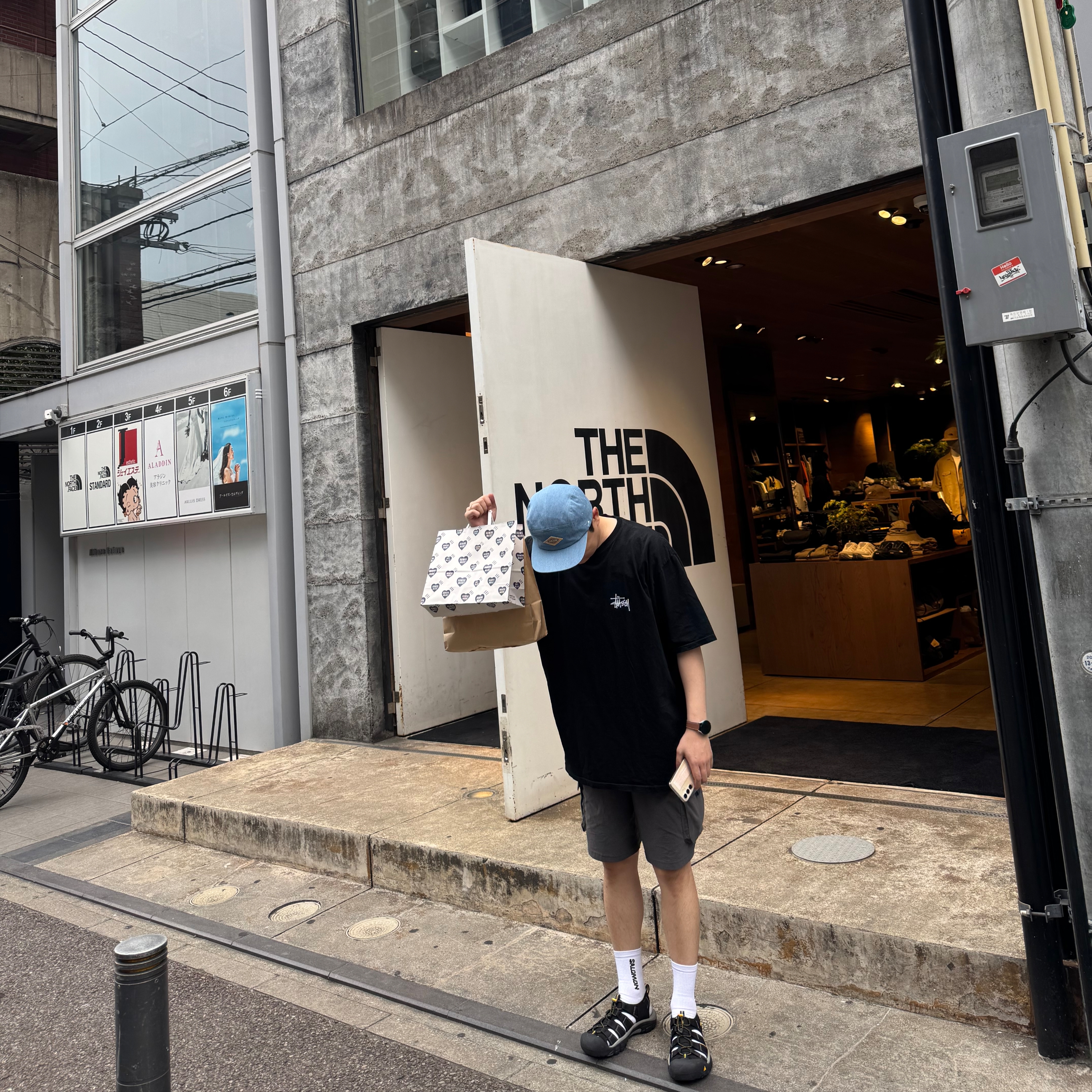 Keen Newport H2 Black, Stussy World Tour T-Shirt Black 2024,2025 착용 스타일