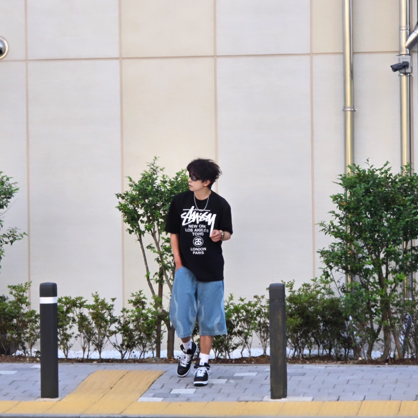Stussy World Tour T-Shirt Black 2024,2025, Stussy World Tour T-Shirt Black 2023 착용 스타일 - 1