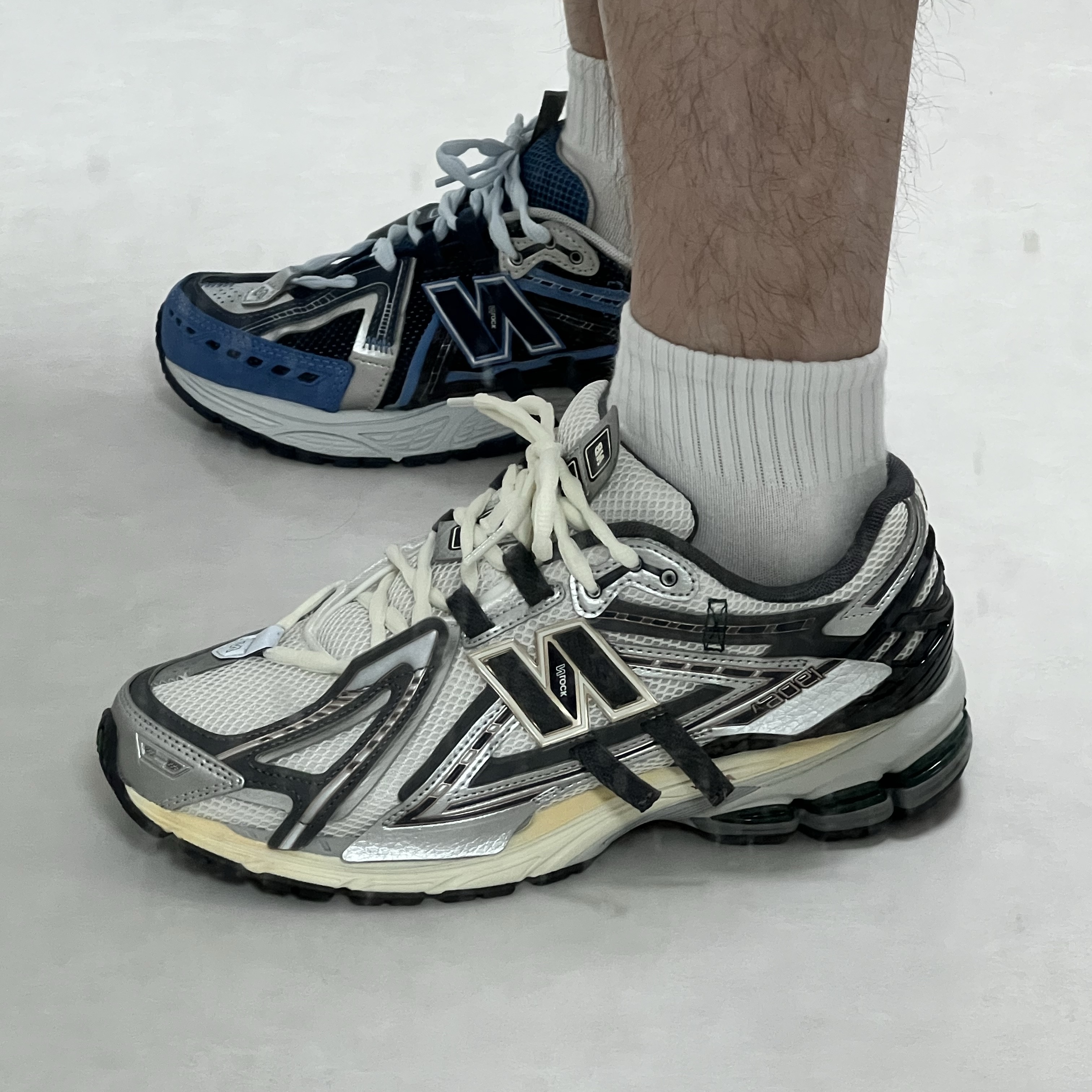 New Balance 1906A Silver Metallic Castlerock, New Balance 1906A Sea Stone Nb Navy 착용 스타일 - 2