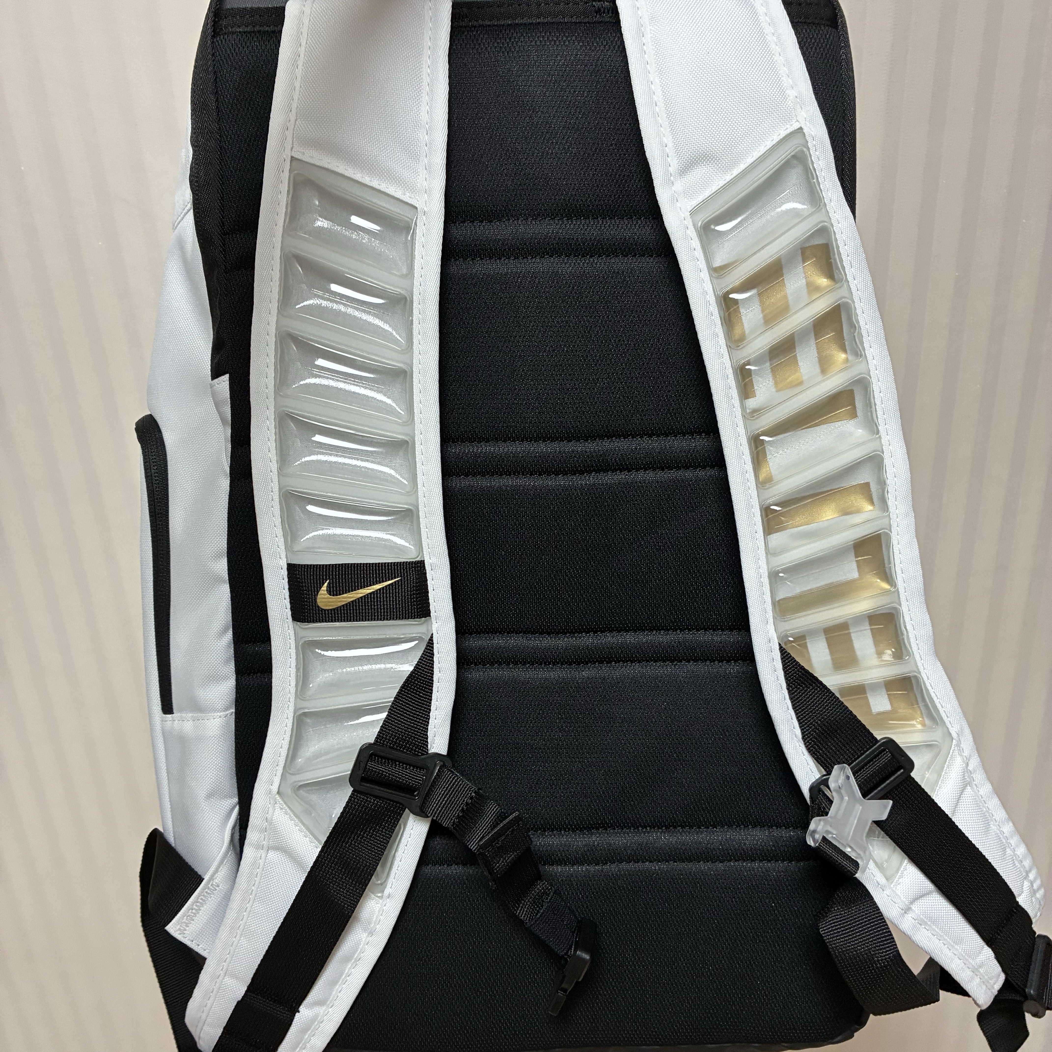 Nike Hoops Elite Backpack 32L White Black 착용 스타일 - 2