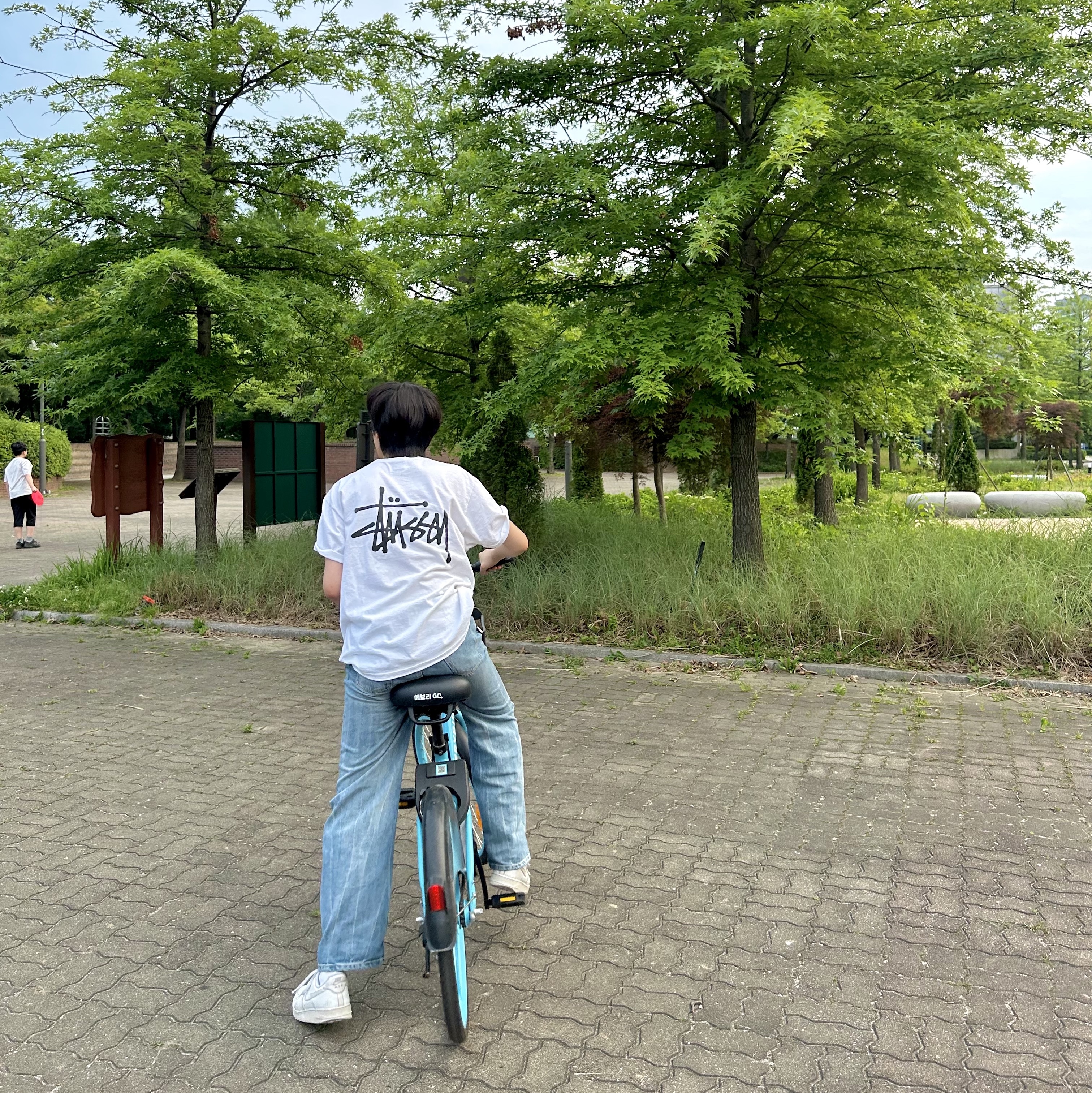 Stussy Basic Stussy T-Shirt White 2024, 2025, Nike Air Force 1 '07 Low White 착용 스타일 - 1