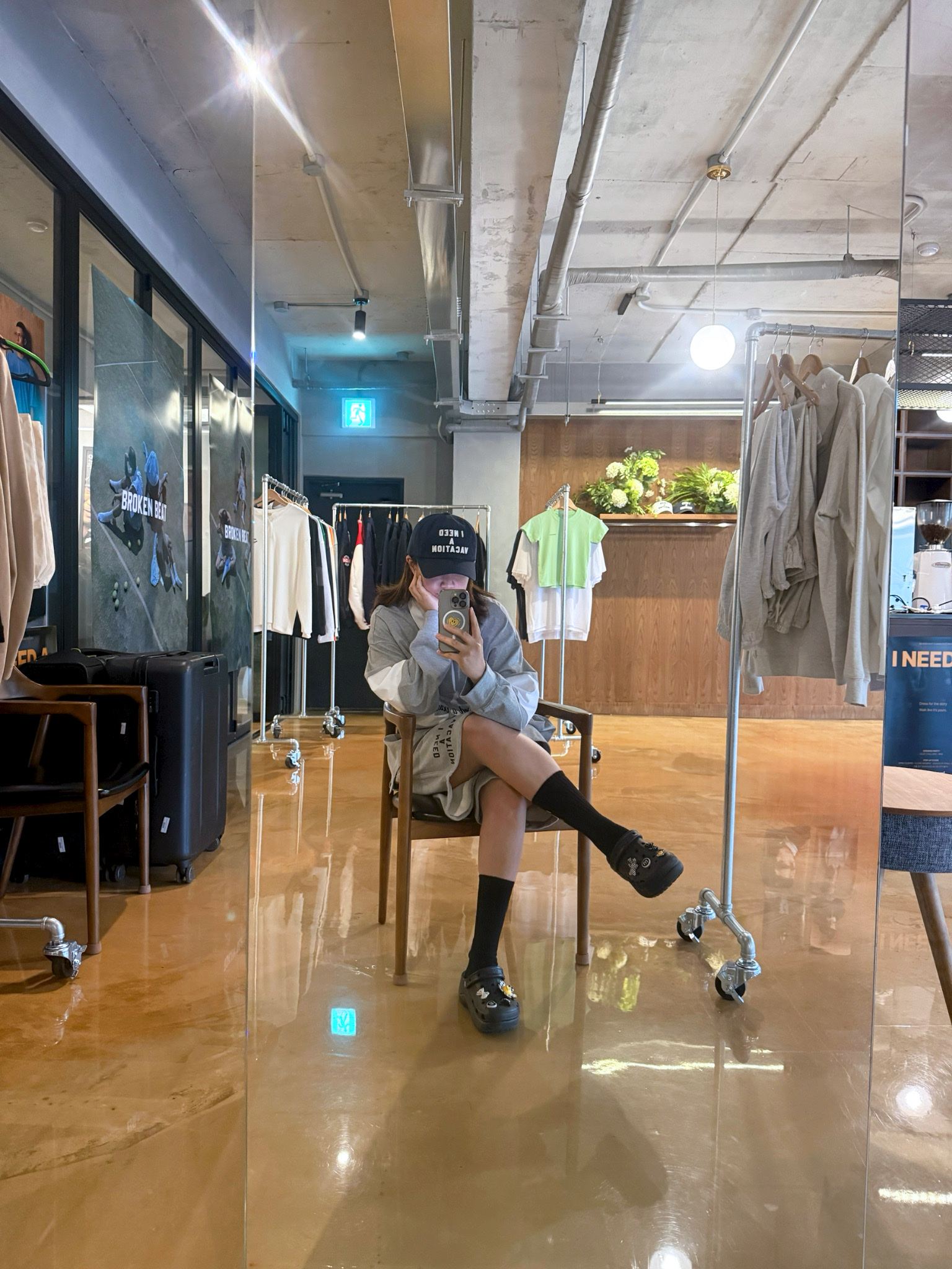 Broken Beat I Need A Vacation Ball Cap Navy, Broken Beat Broken Socks White 착용 스타일 - 1
