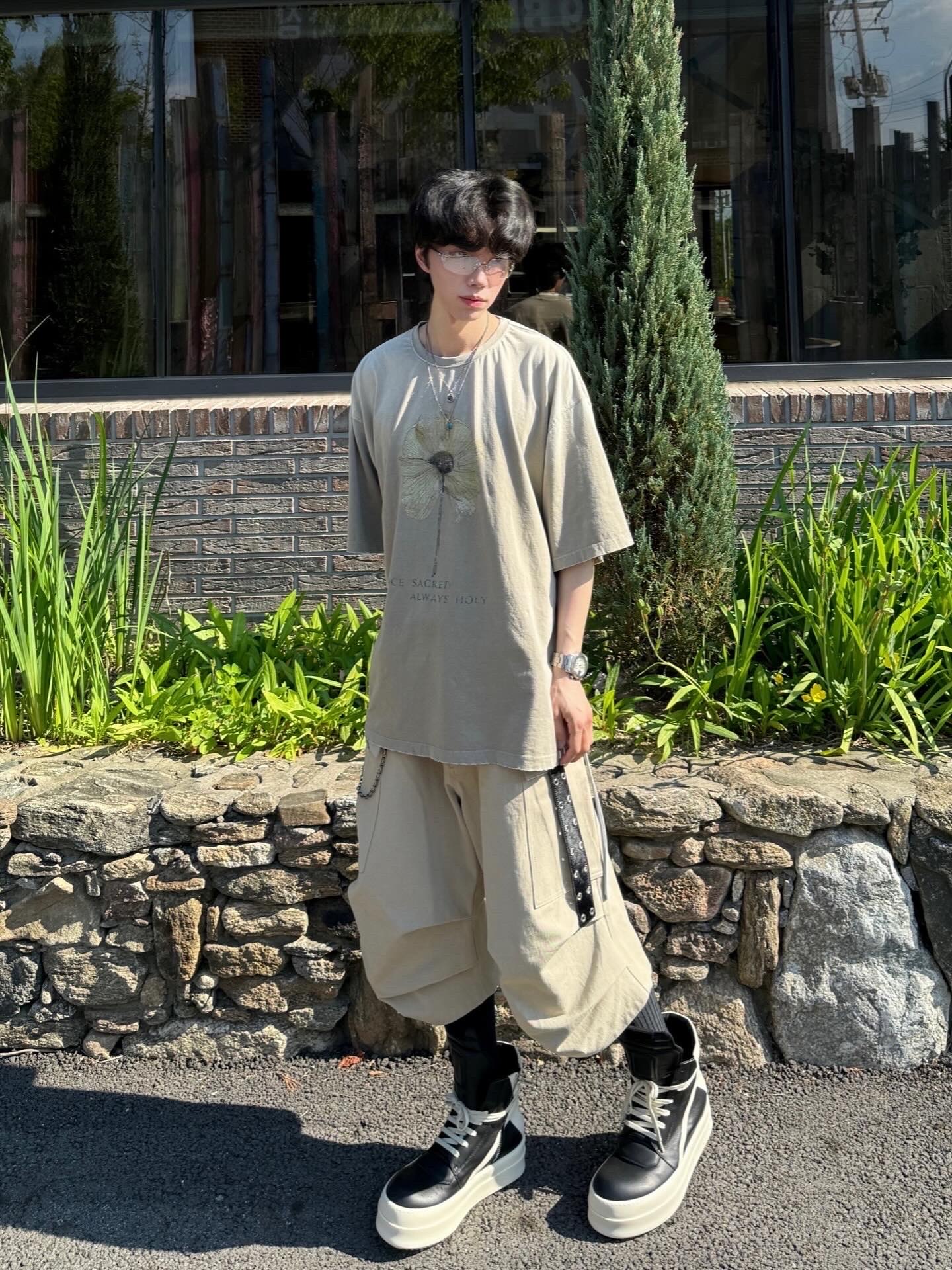 Rick Owens Hollywood Mega Bumper Geobasket in Full Grain Calf Leather Black Milk, Nonnod Side Cargo Shorts Beige 착용 스타일 - 2