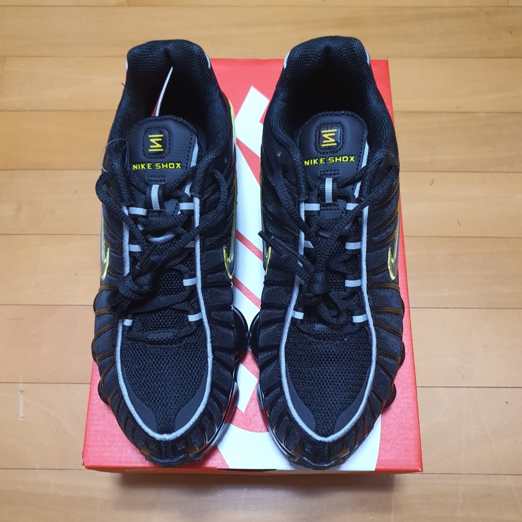 Nike Shox TL Black Dynamic Yellow 착용 스타일