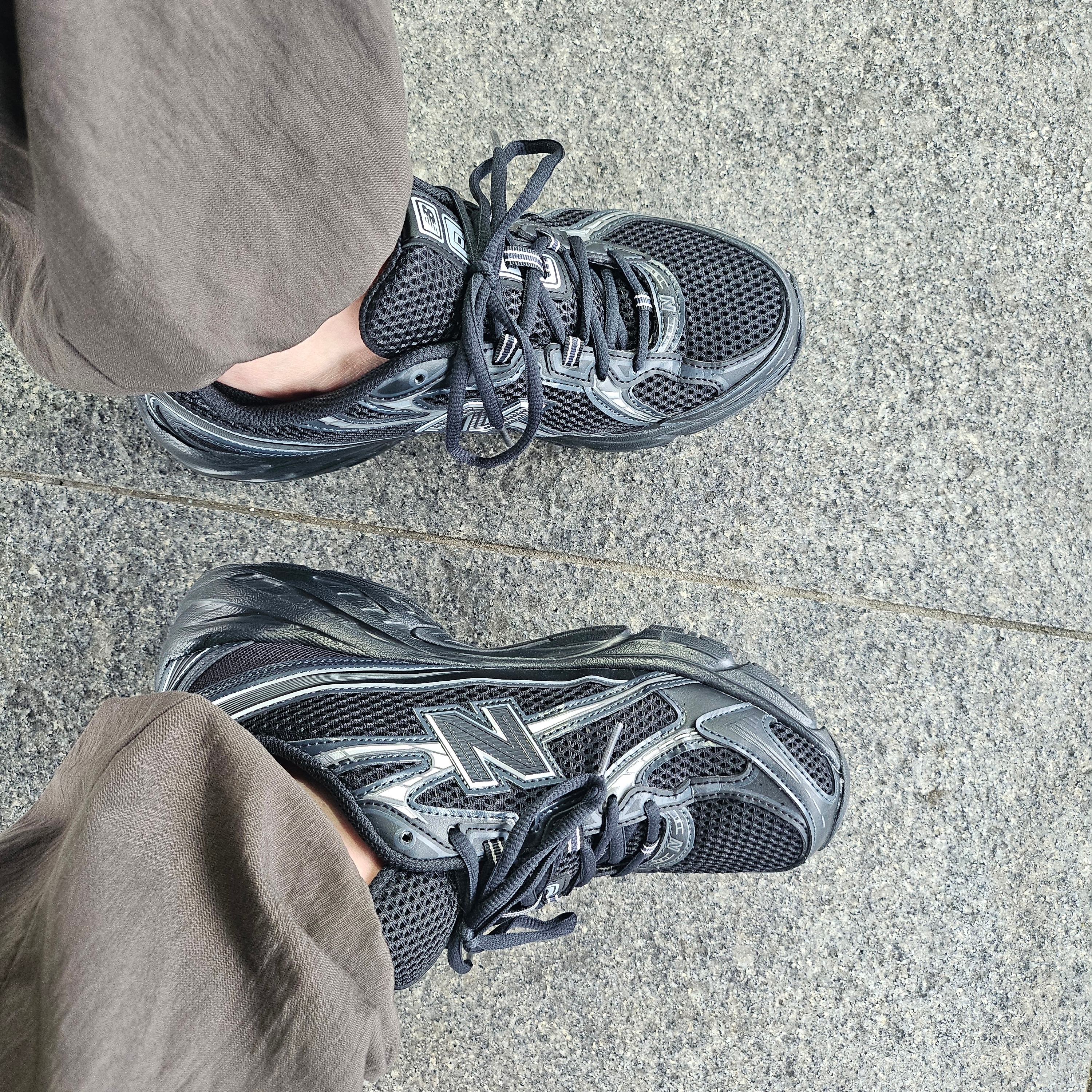 New Balance 740v2 Black Silver Metallic 착용 스타일