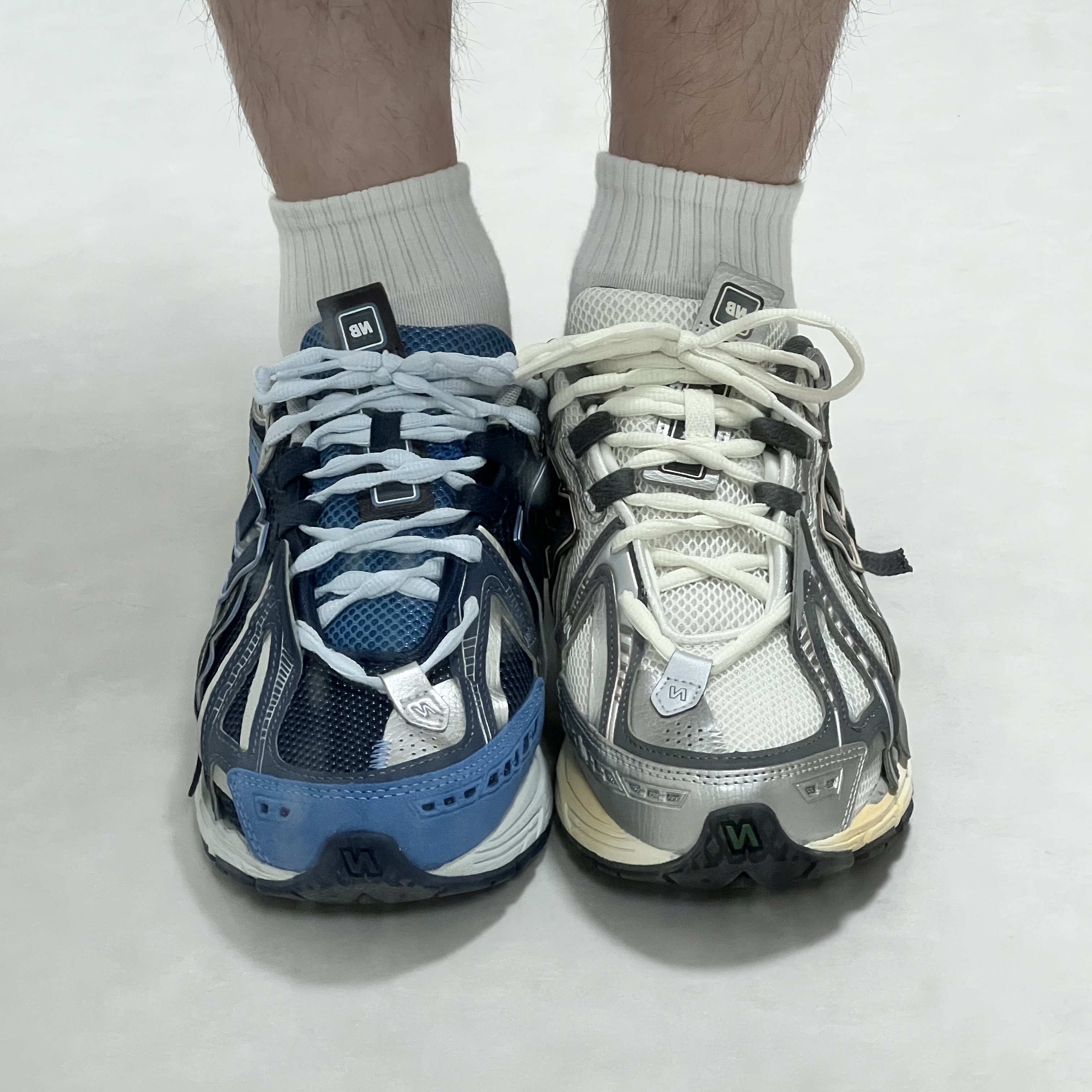 New Balance 1906A Silver Metallic Castlerock, New Balance 1906A Sea Stone Nb Navy 착용 스타일 - 1