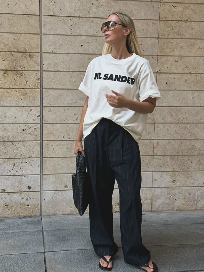 Our Legacy Borrowed Chino Black Chalk Stripe, Jil Sander Logo T-Shirt Natural 착용 스타일