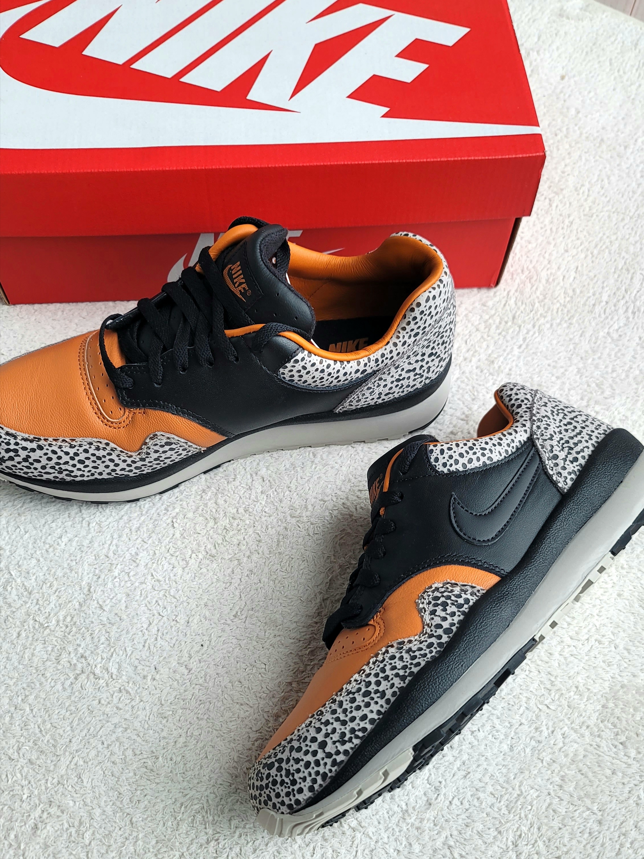 Nike Air Safari Black and Monarch 착용 스타일