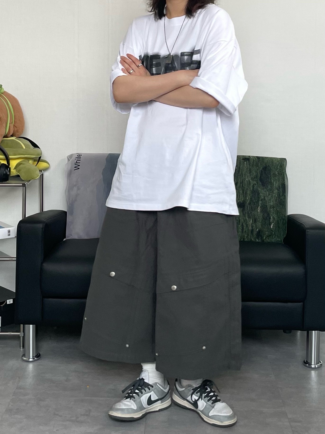 (W) Nike Dunk Low Light Smoke Grey, Our Legacy Ladon Leather Keychain Black 착용 스타일 - 2