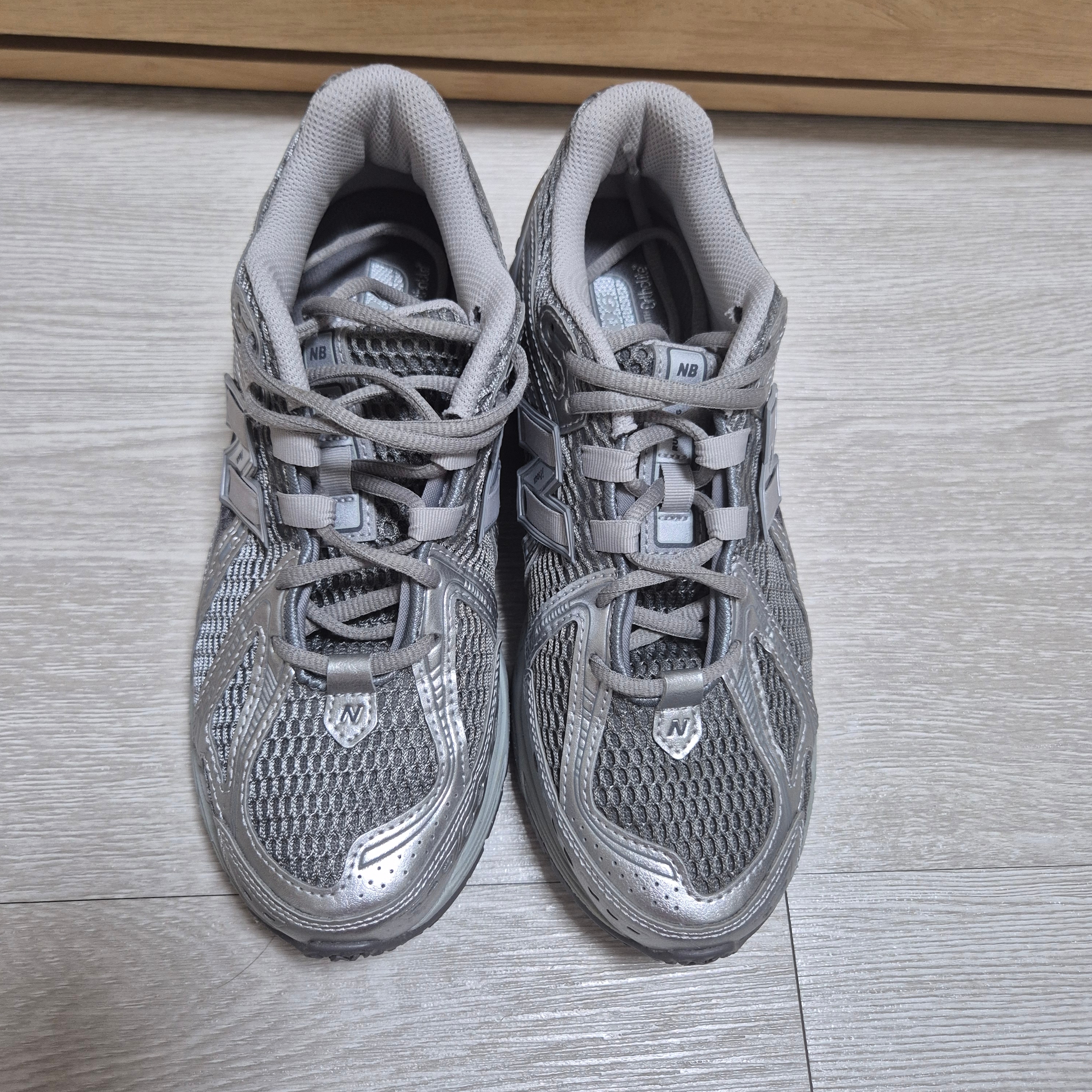 New Balance 1906R Harbor Grey Silver Metalic 착용 스타일 - 2