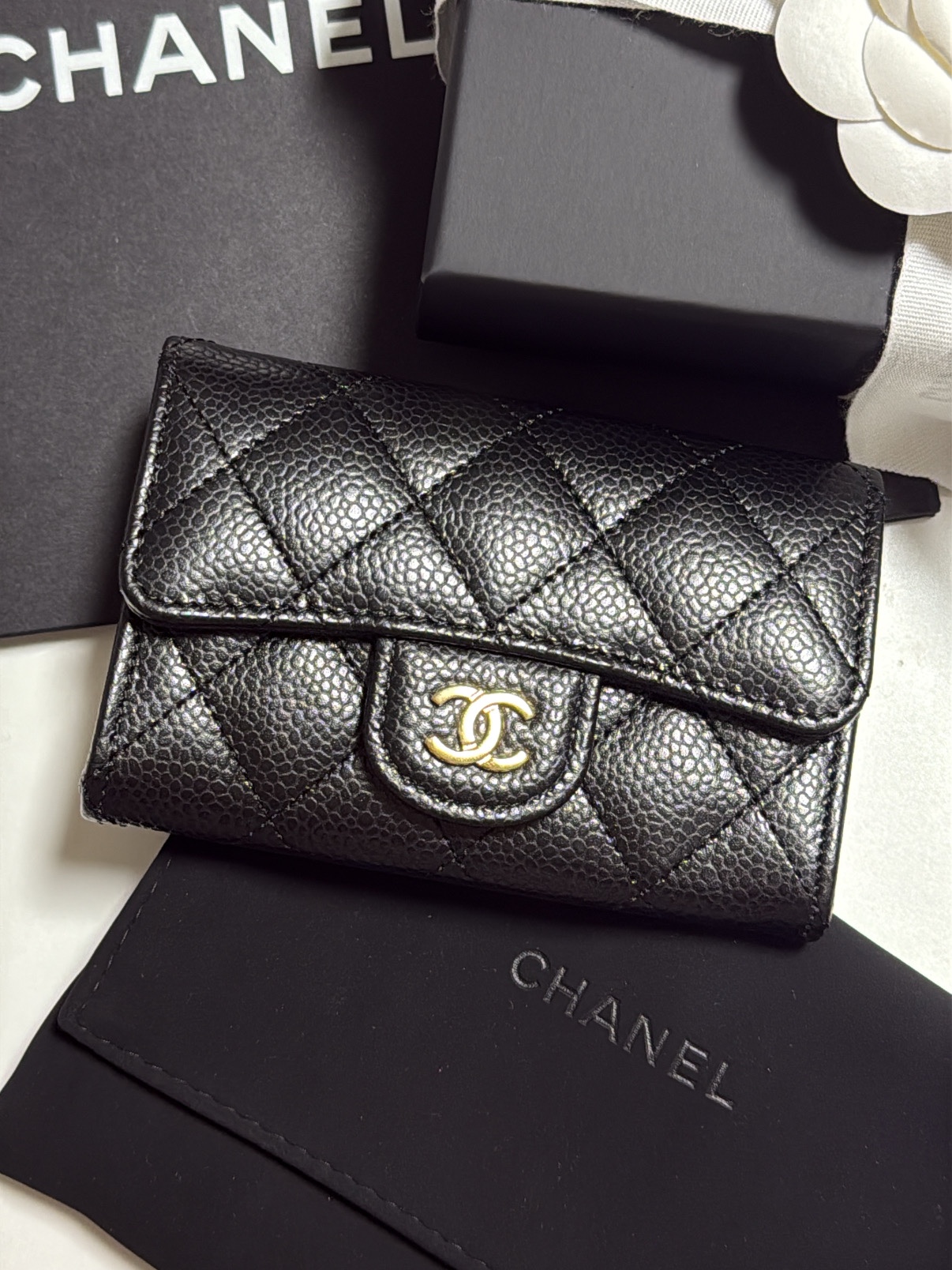 Chanel Classic Card Holder Grained Calfskin & Gold Black 착용 스타일 - 2