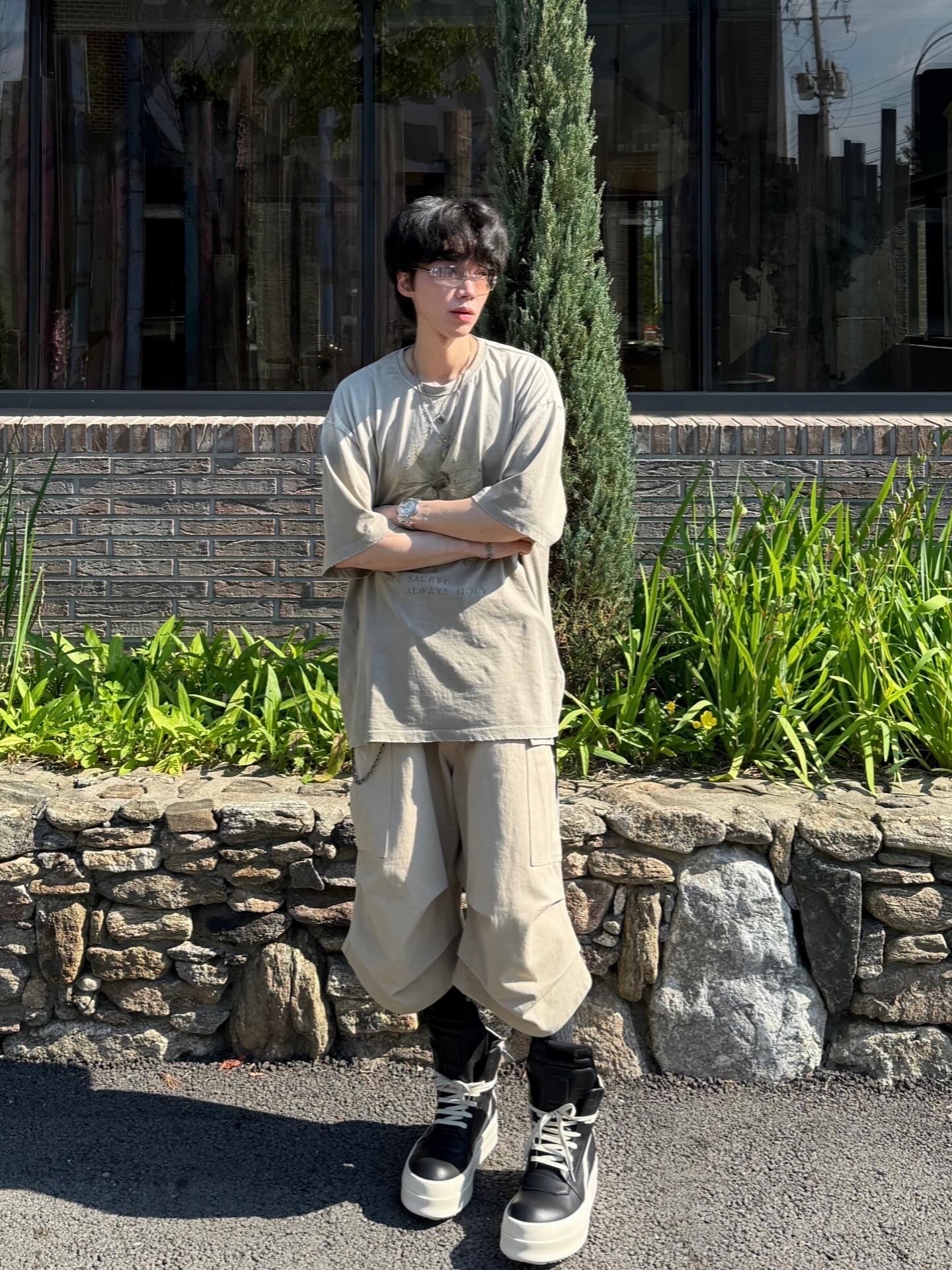 Rick Owens Hollywood Mega Bumper Geobasket in Full Grain Calf Leather Black Milk, Nonnod Side Cargo Shorts Beige 착용 스타일 - 3