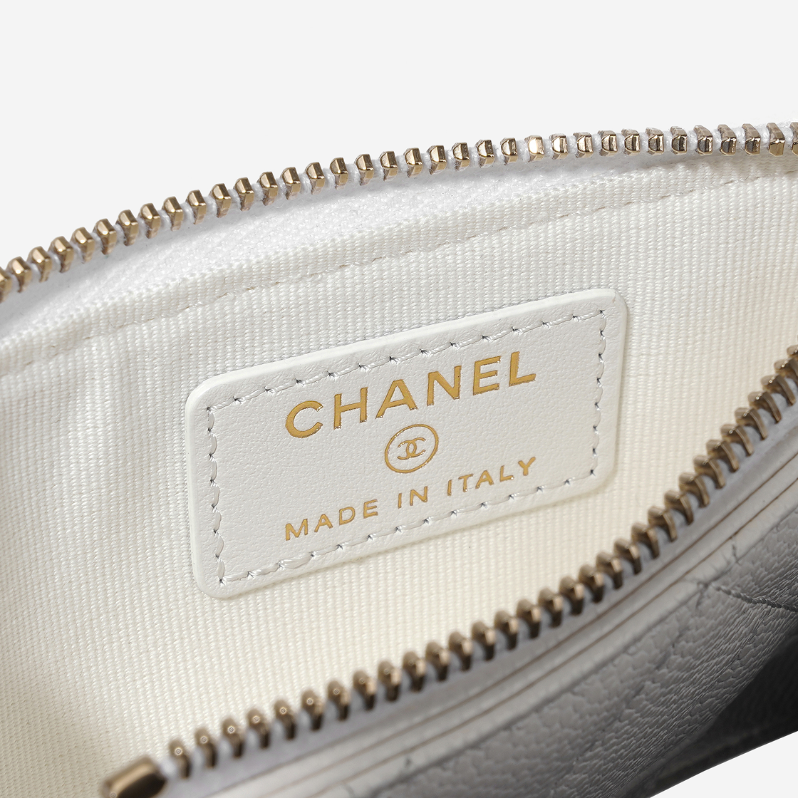 샤넬 클래식 지퍼 카드 홀더 그레인드 샤이니 카프스킨 & 골드 메탈 화이트(Chanel Classic Zipped Card Holder Grained Shiny Calfskin & Gold White) - 6