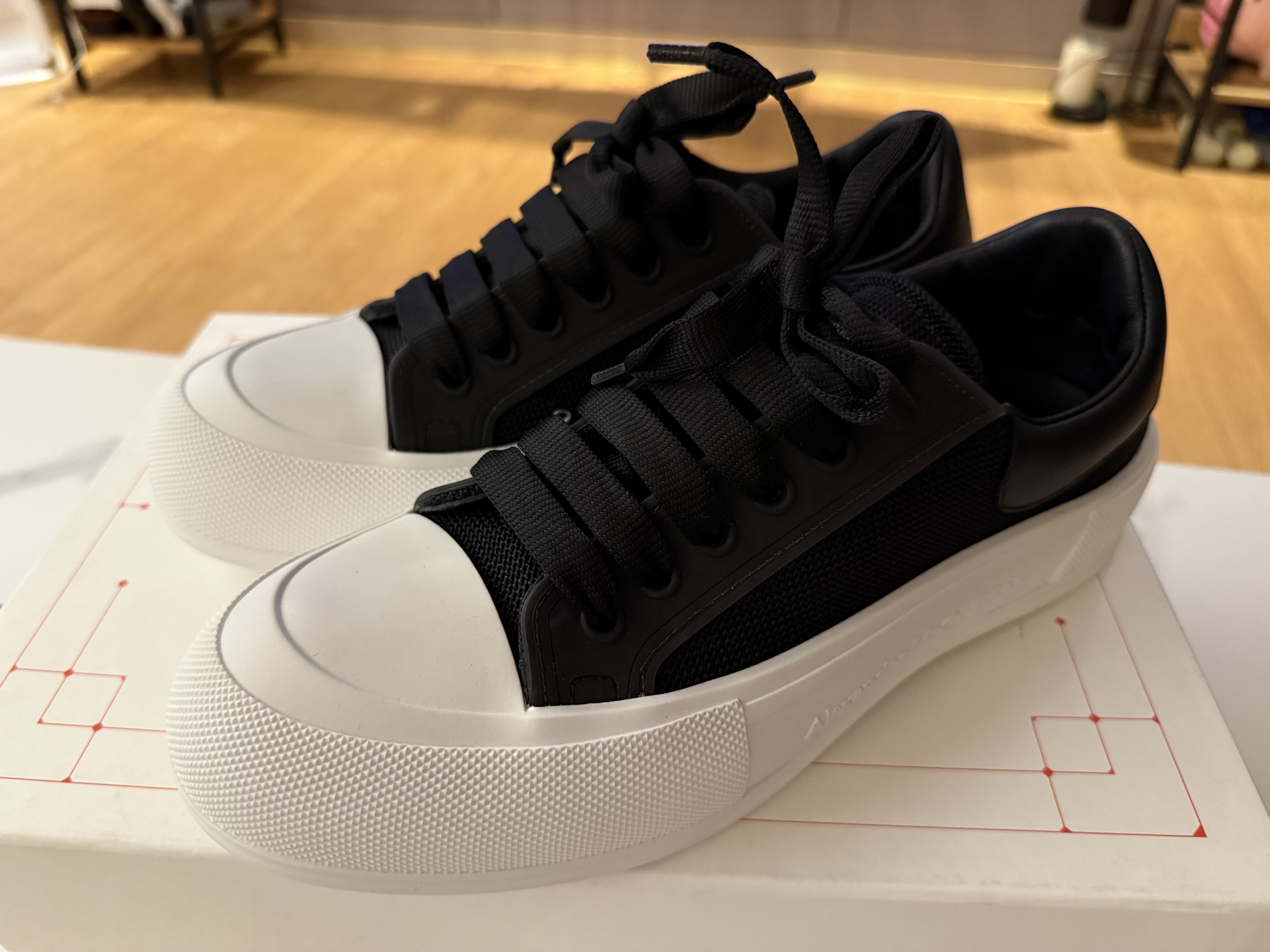 Alexander McQueen Deck Lace-Up Plimsoll Canvas Suede Black White 착용 스타일