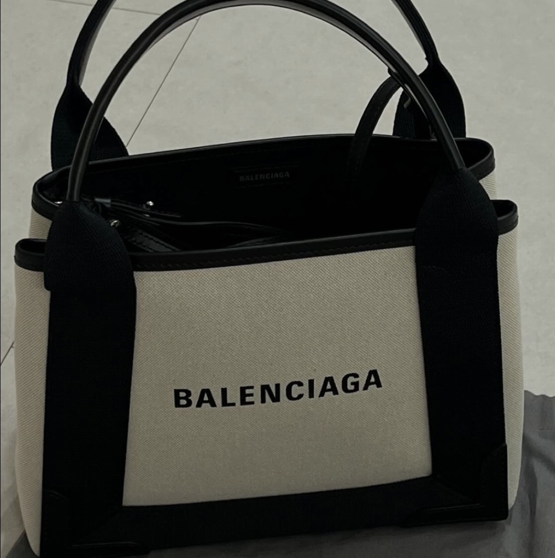 Balenciaga Navy XS Cabas Light Beige Black 착용 스타일