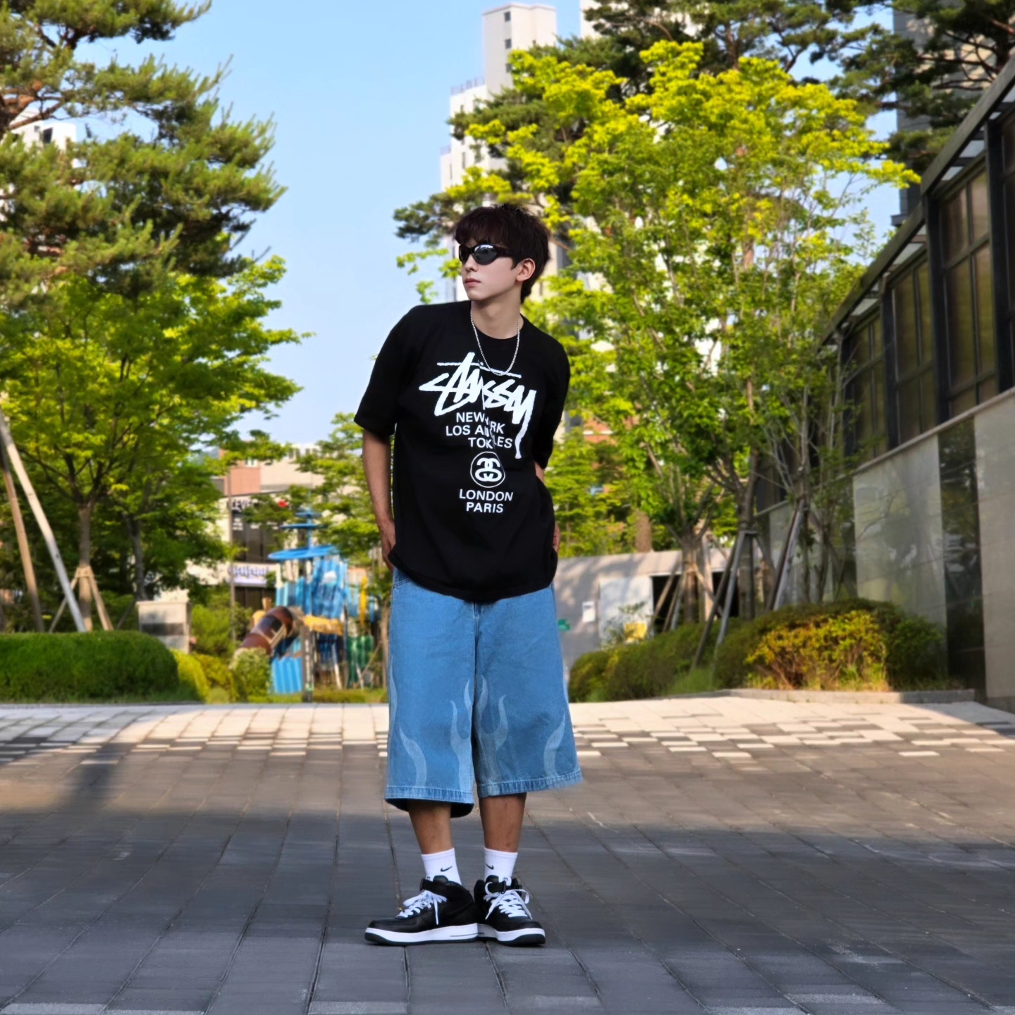 Stussy World Tour T-Shirt Black 2024,2025, Stussy World Tour T-Shirt Black 2023 착용 스타일 - 5