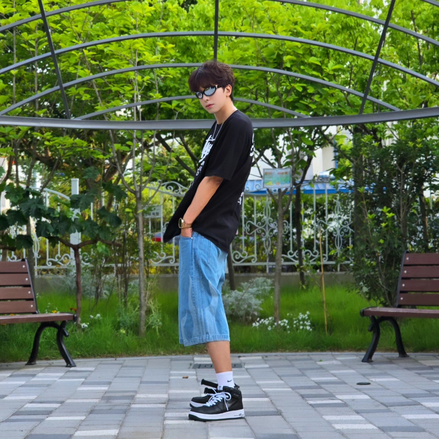 Stussy World Tour T-Shirt Black 2024,2025, Stussy World Tour T-Shirt Black 2023 착용 스타일 - 1