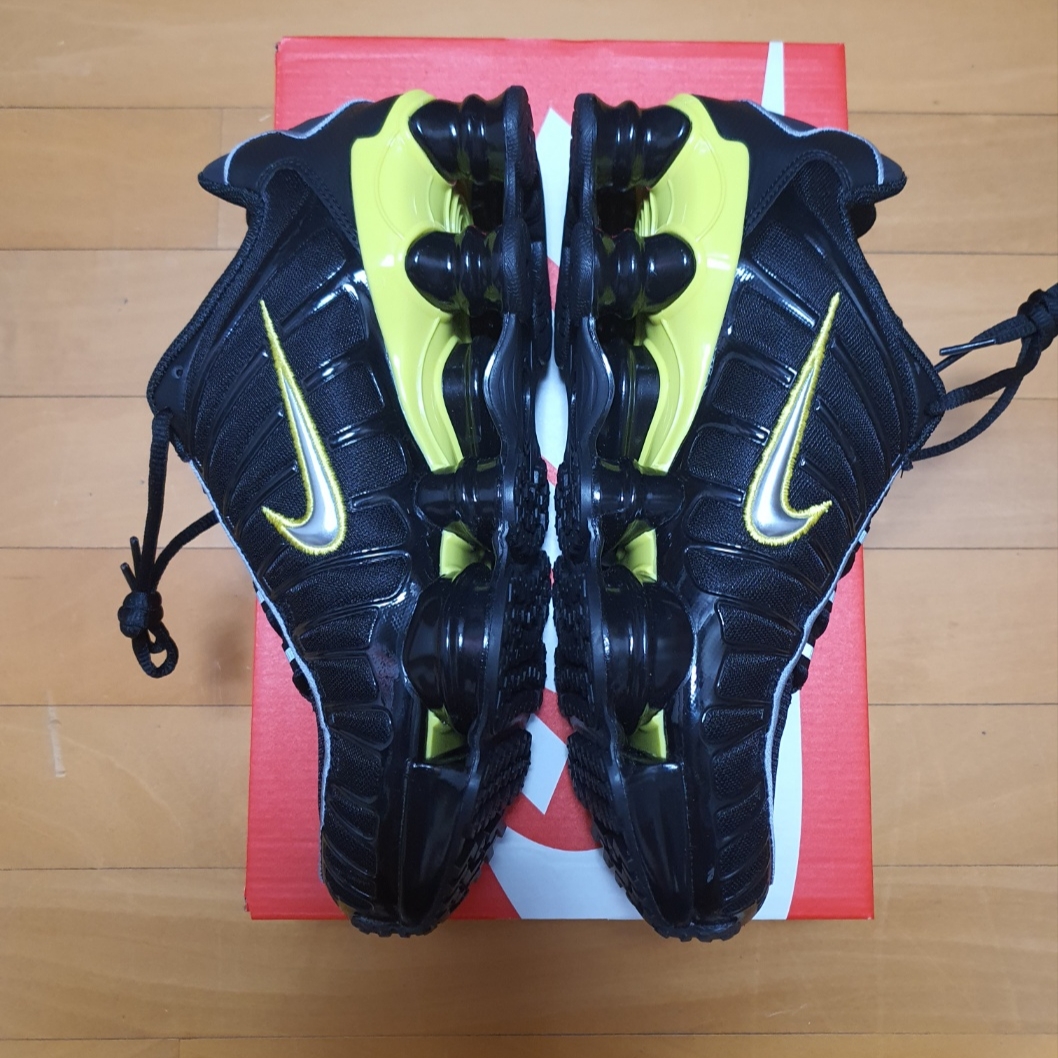 Nike Shox TL Black Dynamic Yellow 착용 스타일