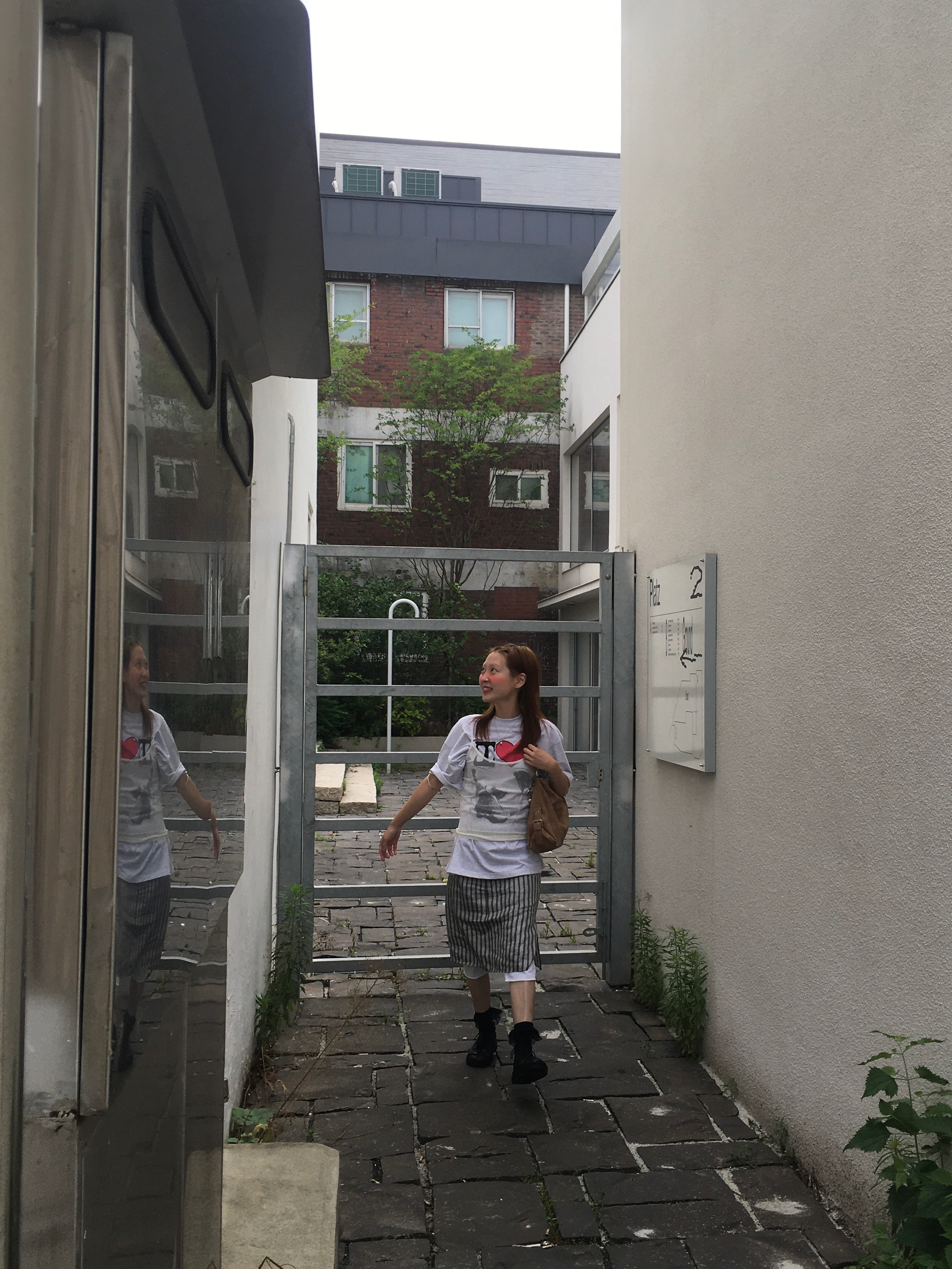 [KREAM 단독] Suade Bulldog Tee Melange Gray 착용 스타일 - 7