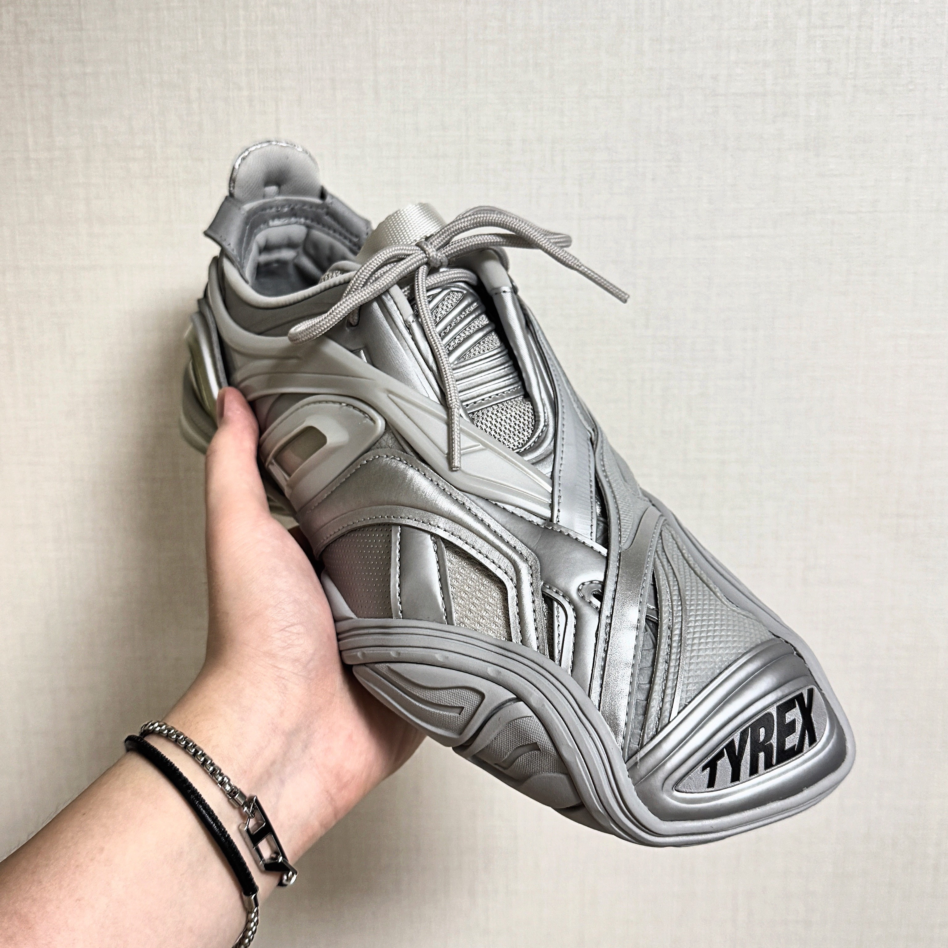 Balenciaga Tyrex Sneakers Silver 착용 스타일 - 1
