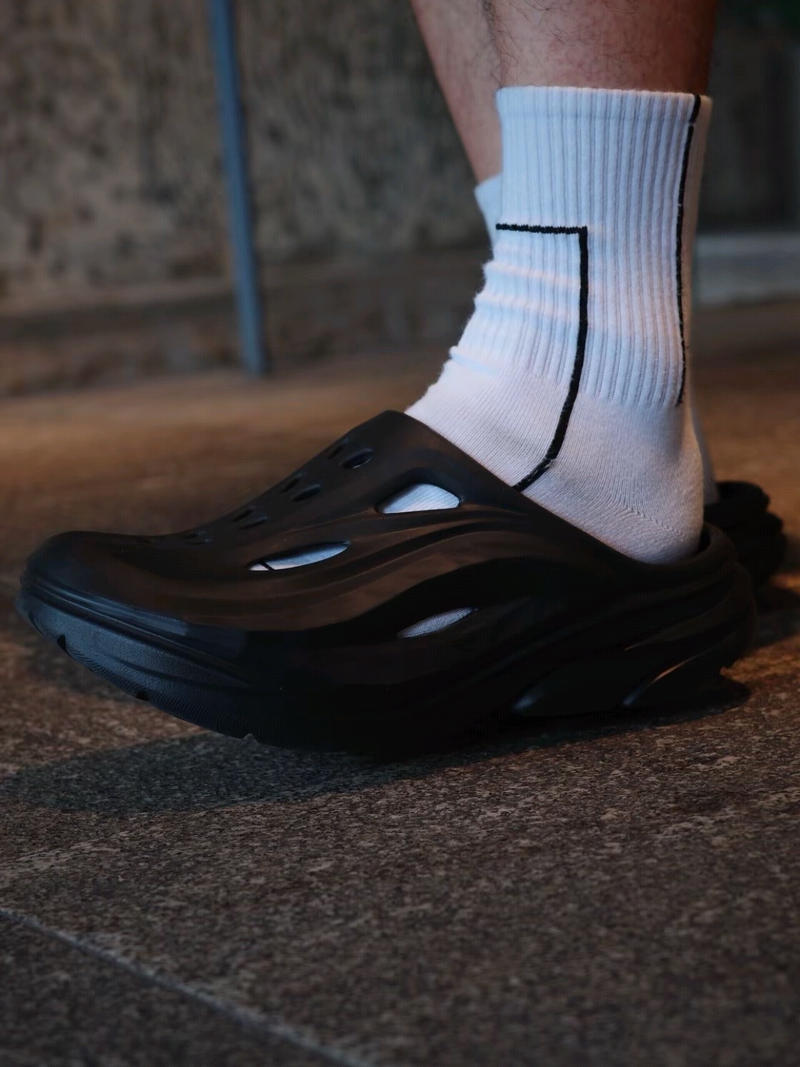 Hoka Ora Recovery Mule Black 착용 스타일