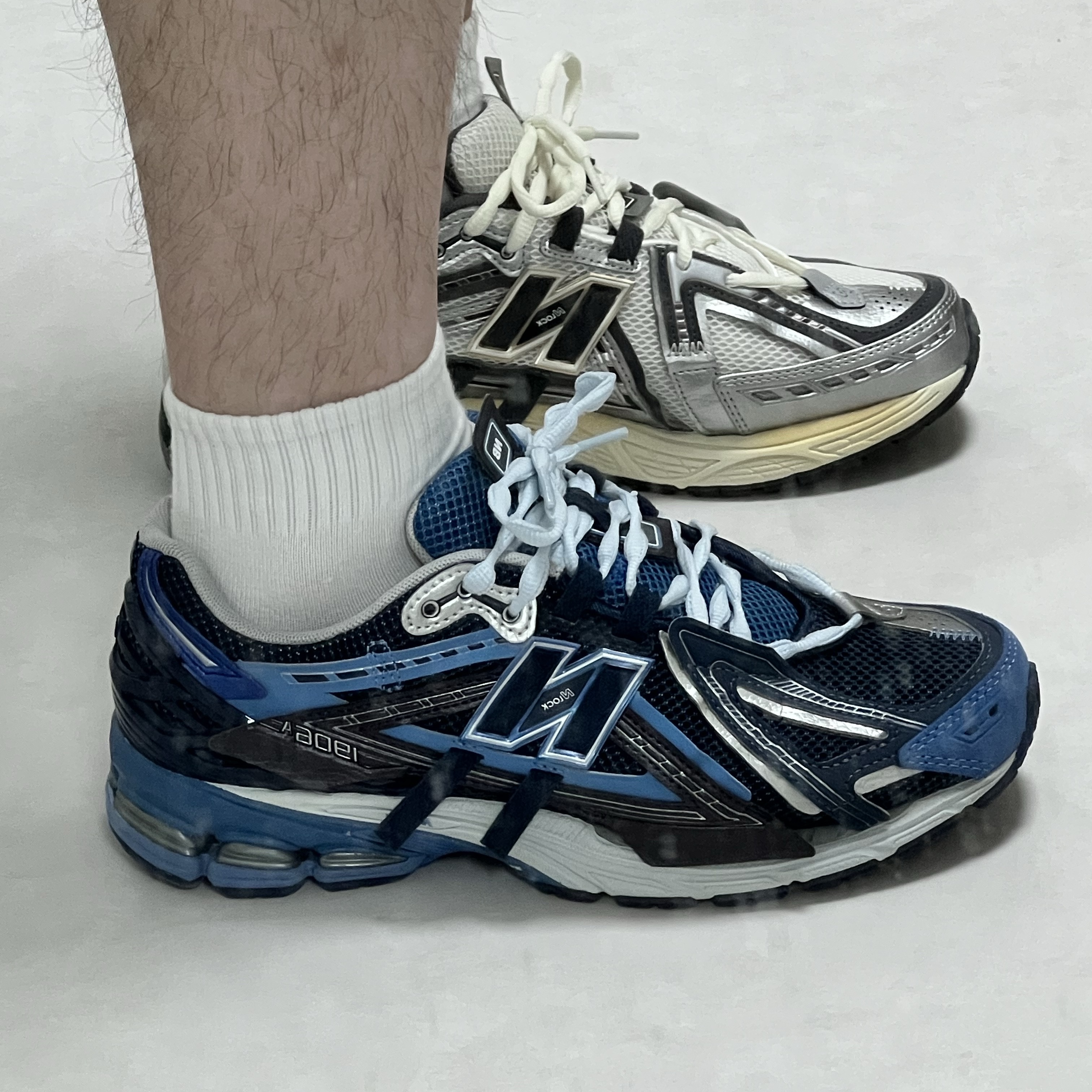 New Balance 1906A Silver Metallic Castlerock, New Balance 1906A Sea Stone Nb Navy 착용 스타일 - 3