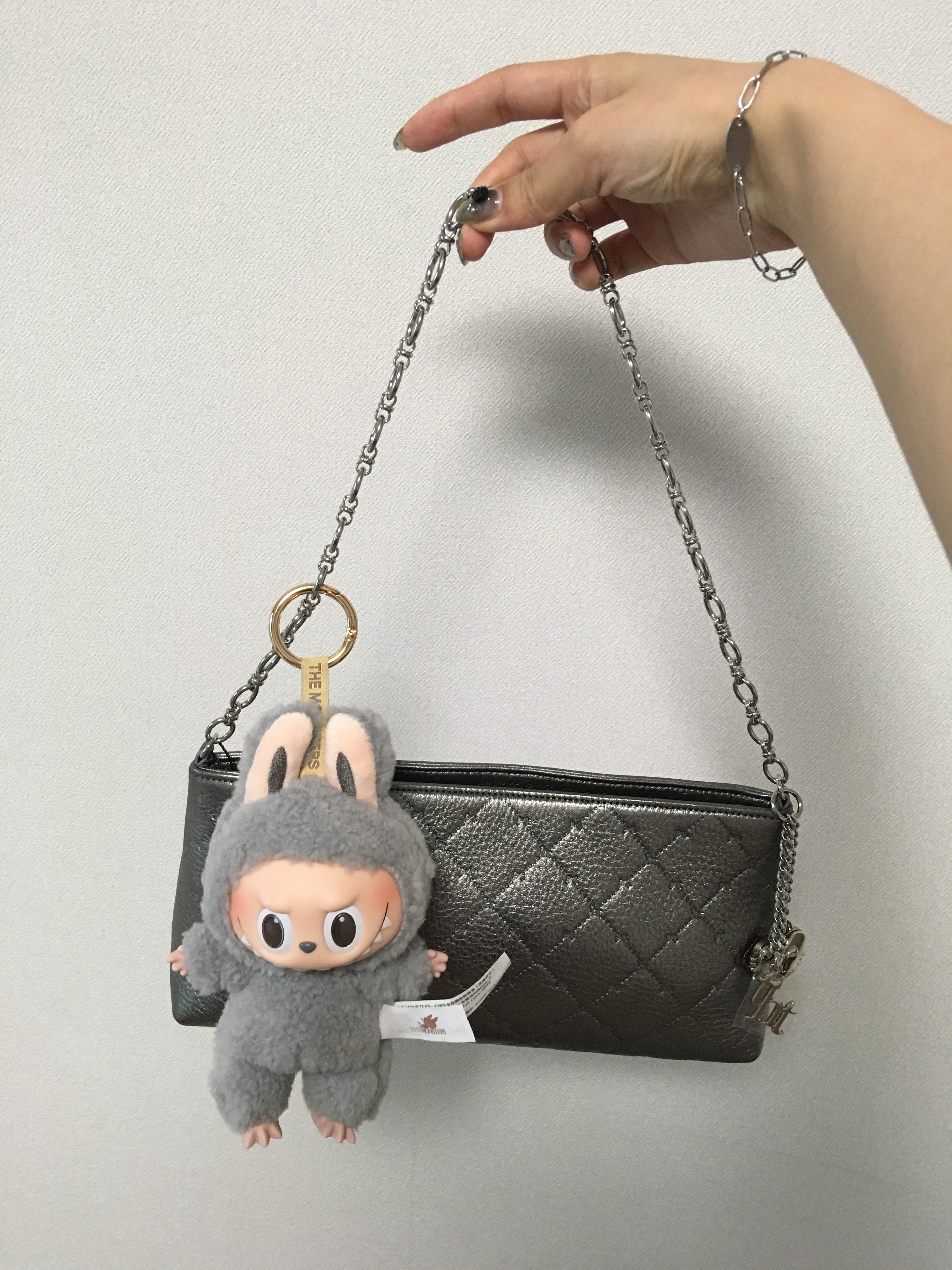 Pop Mart The Monsters Labubu Tasty Macarons Series Sealed Case (6 Blind Boxes), Pop Mart Labubu The Monsters Labubu Tasty Macarons Series Sesame Bean Keyring (Opened Case) 착용 스타일 - 1