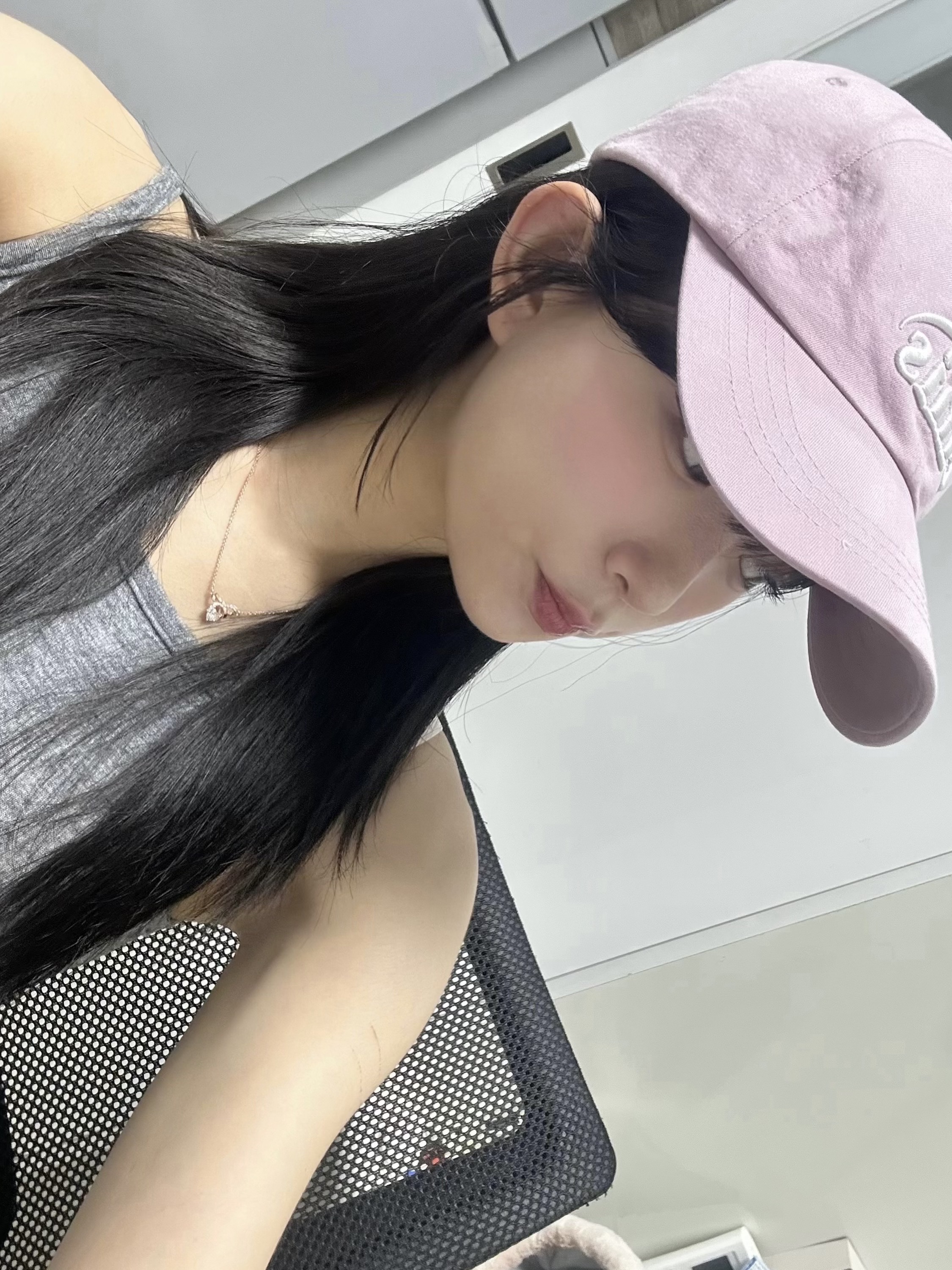 Emis New Logo Ball Cap Light Purple 착용 스타일