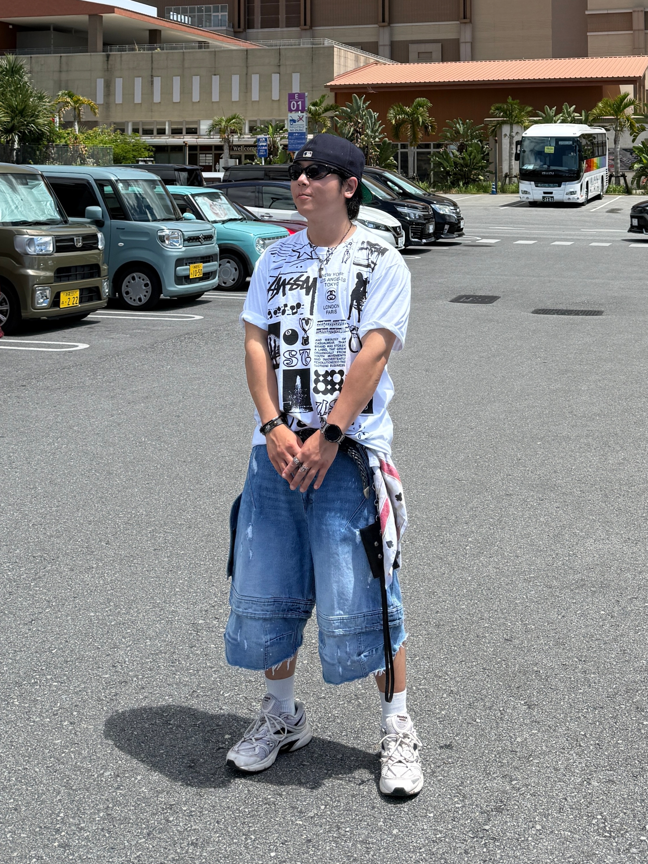 Stussy Sara T-Shirt White, Essentials x New Era Sized Cap Navy 착용 스타일 - 1