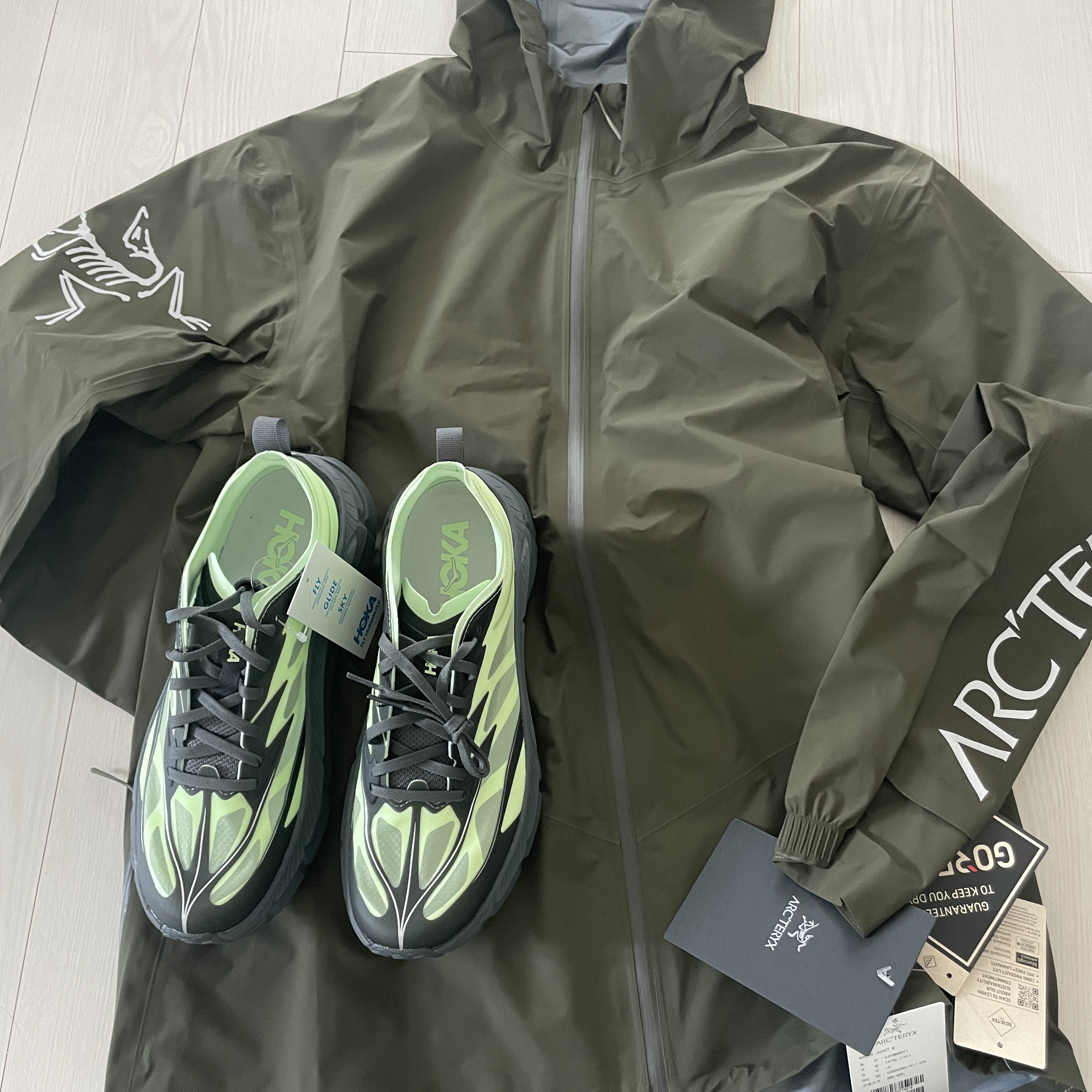 Arc'teryx Norvan Jacket Black, Hoka Mafate Speed 4 Lite Luna Moth Cosmic Grey 착용 스타일