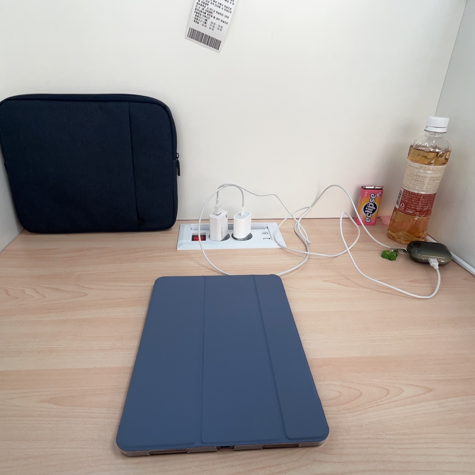 Apple iPad Air 5th Gen Wifi 64GB Purple (Korean Ver.), Apple AirPods Pro 2nd Gen (Korean Ver.) 착용 스타일