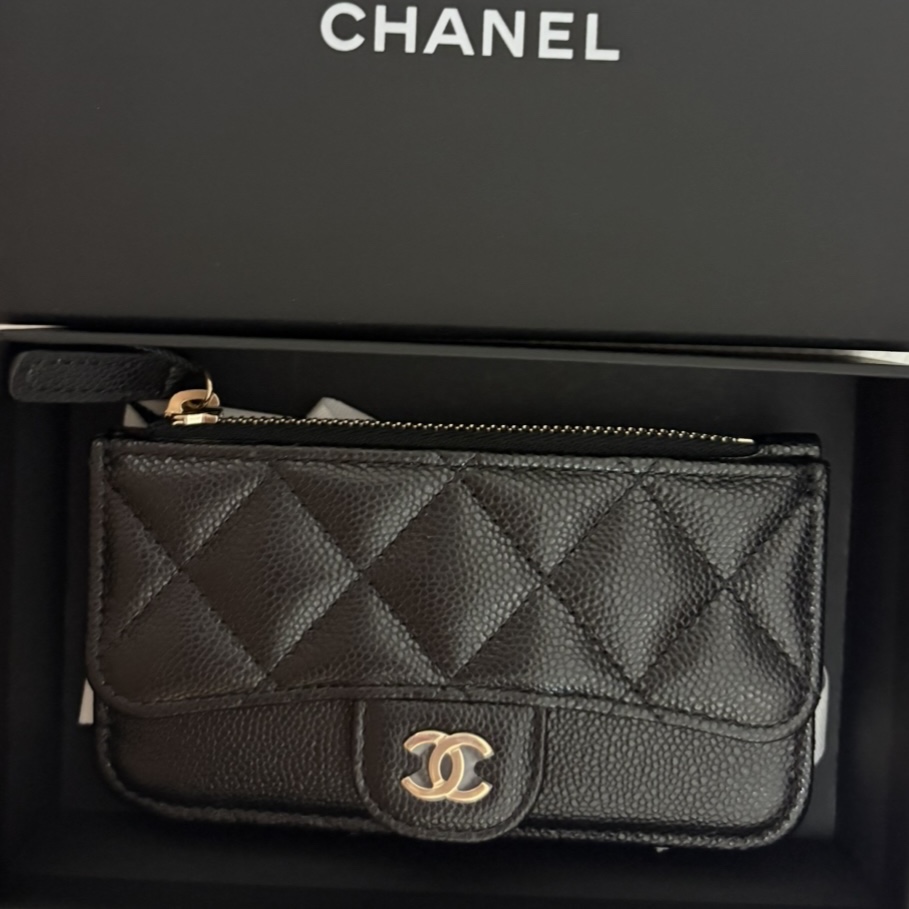 Chanel Classic Zipped Card Holder Grained Calfskin & Gold Black 착용 스타일