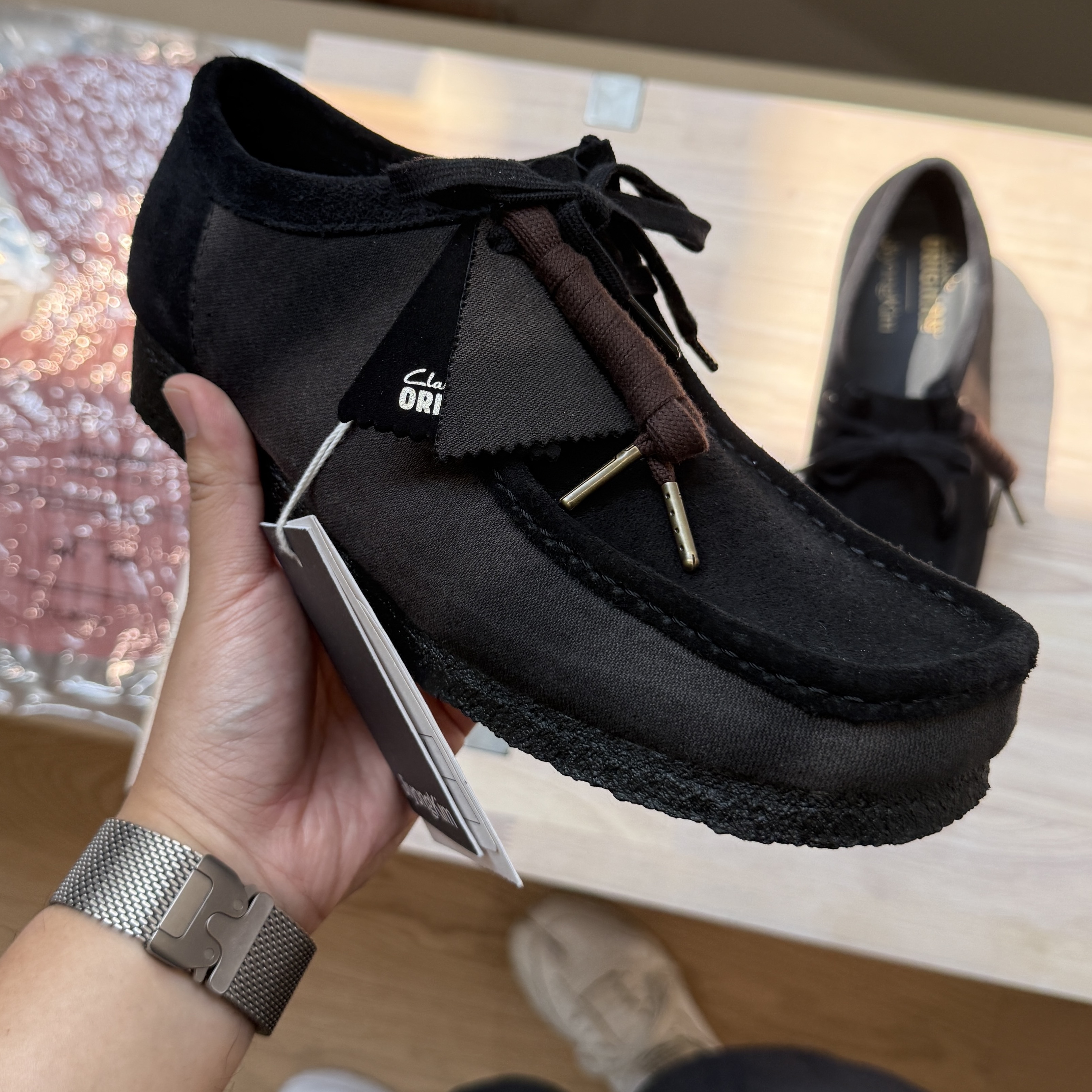 Clarks x Jiyongkim Sun Bleached Wallabee Black, Reebok x Maison Margiela Classic Leather Tabi Shoes White 착용 스타일