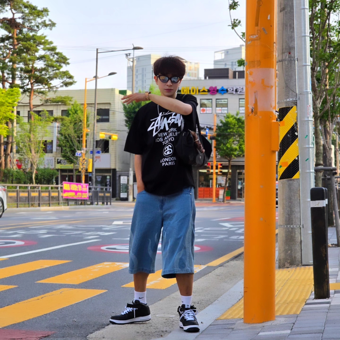 Stussy World Tour T-Shirt Black 2024,2025, Stussy World Tour T-Shirt Black 2023 착용 스타일 - 4