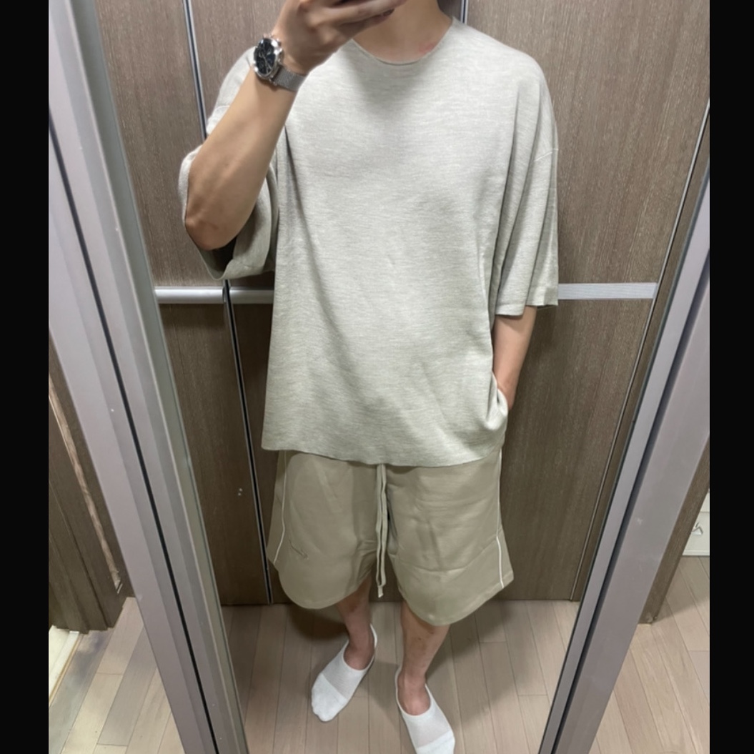 Essentials Relaxed Fleece Sweatshort With Piping Cloud White - 25SS, Essentials Merino Short Sleeve Sweater Heather Stone - 25SS 착용 스타일