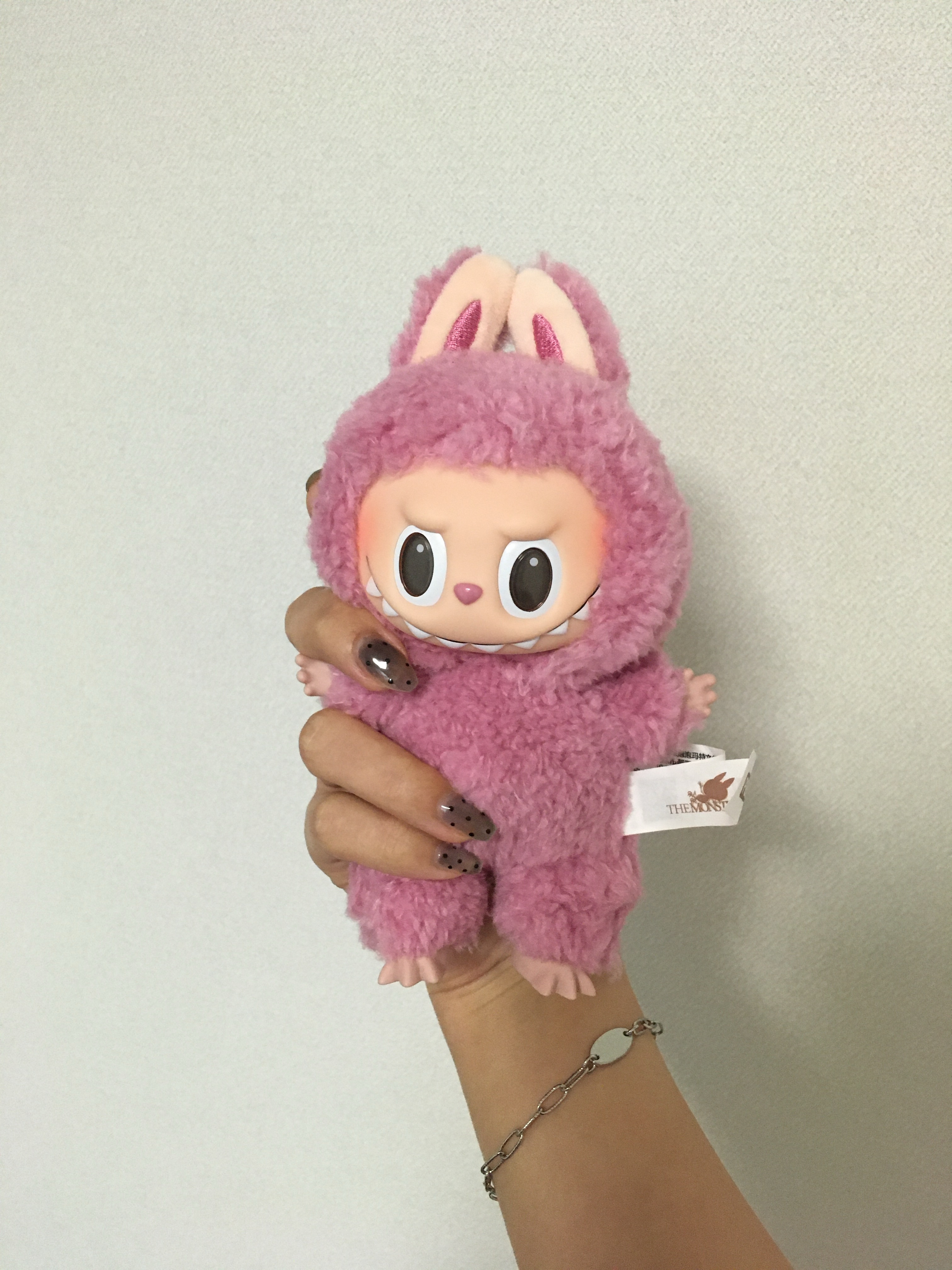 Pop Mart The Monsters Labubu Tasty Macarons Series Sealed Case (6 Blind Boxes), Pop Mart Labubu The Monsters Labubu Tasty Macarons Series Lyche Berry Keyring 착용 스타일