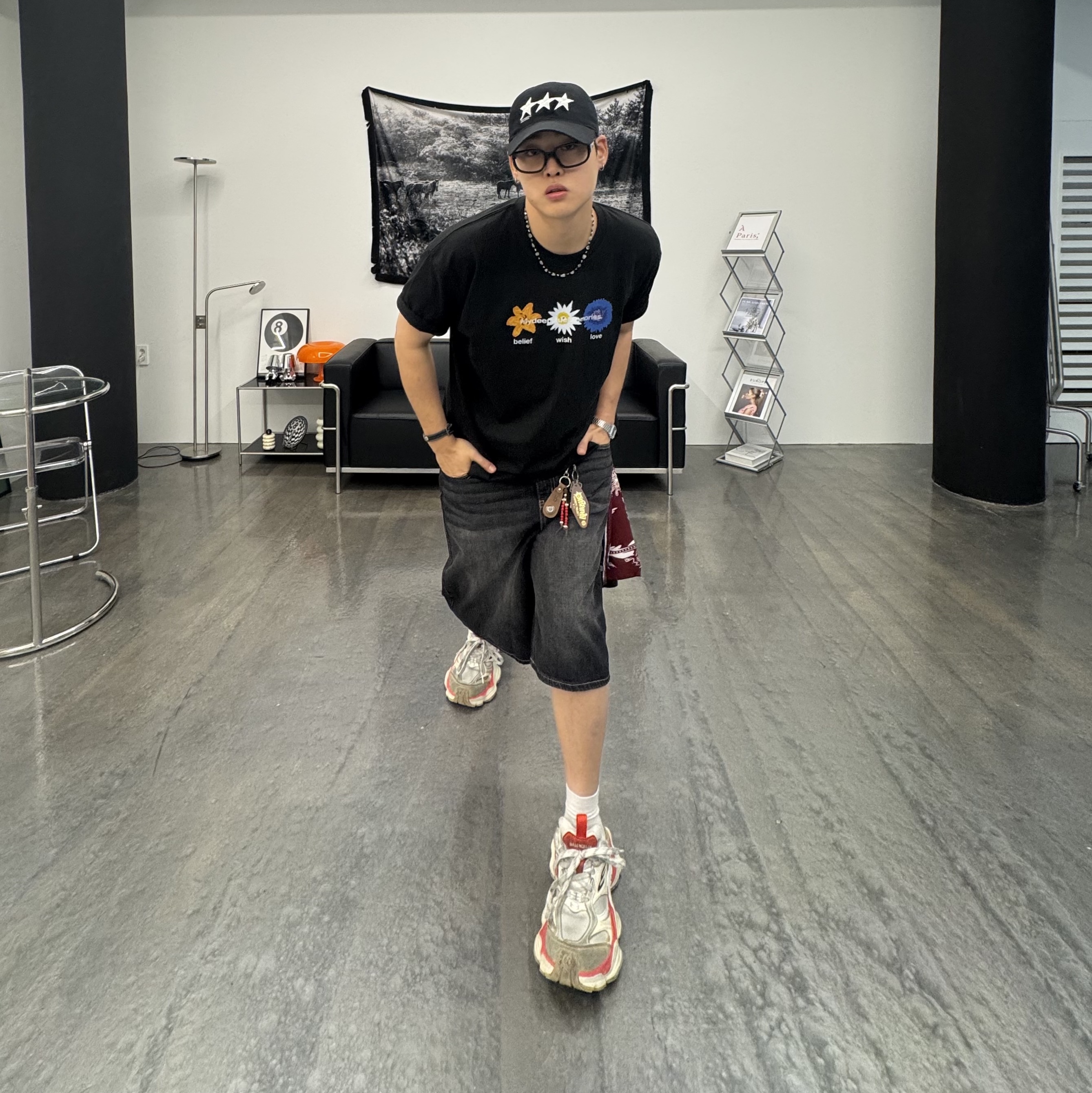 Balenciaga Cargo Sneakers Beige Grey Red 착용 스타일 - 3