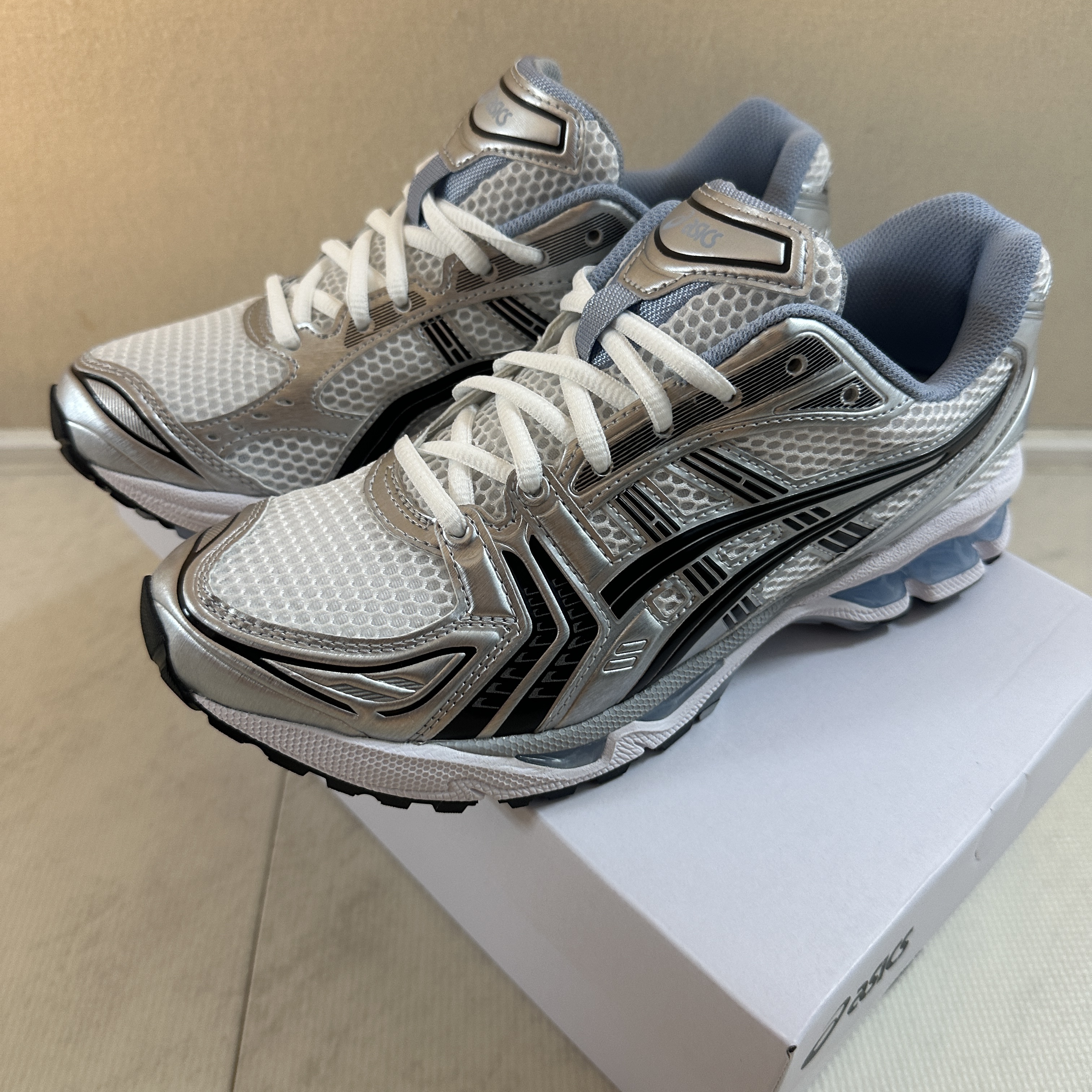 Asics x JJJJound Gel-Kayano 14 White Navy 착용 스타일 - 2
